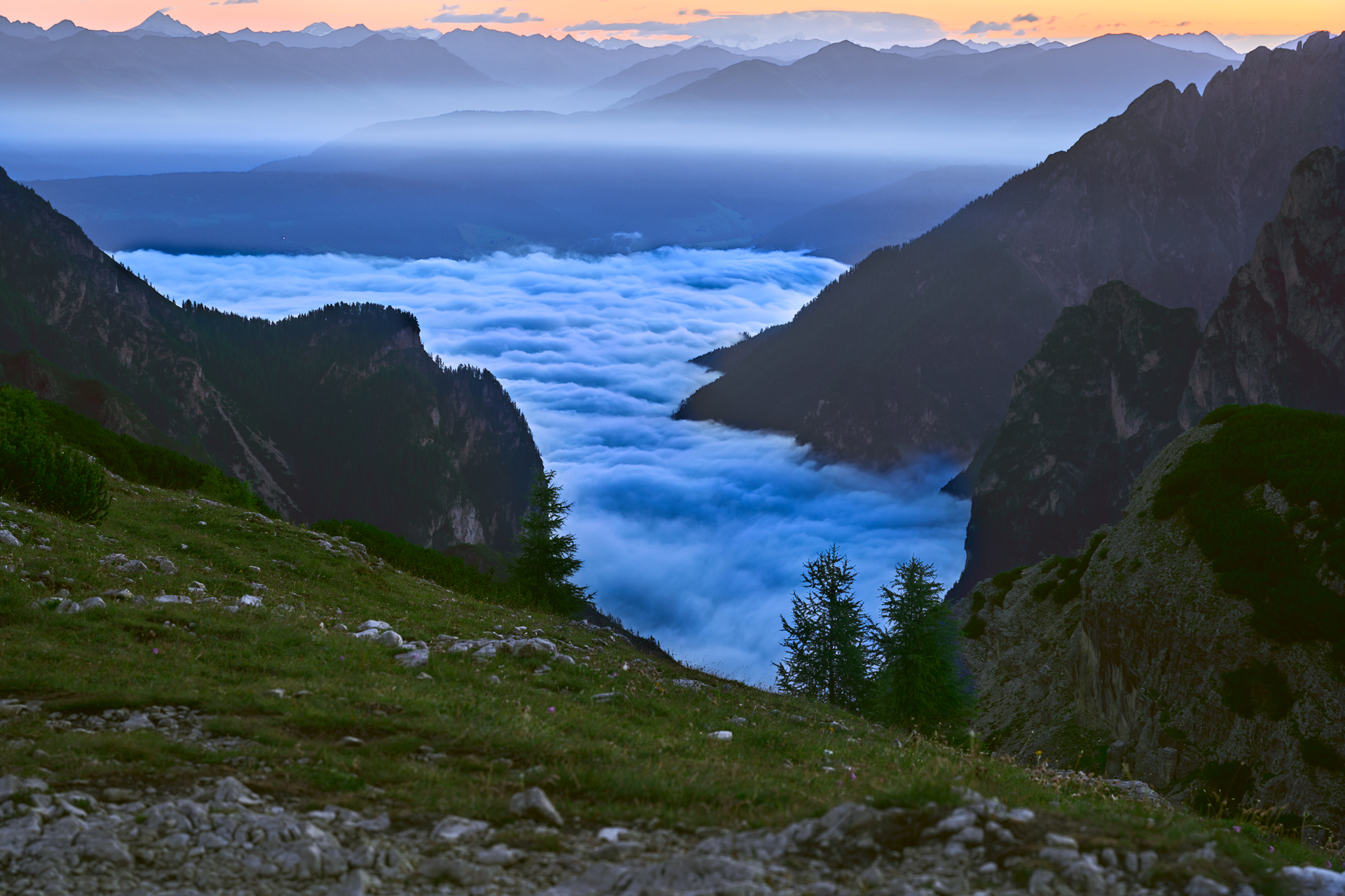 Alba in quota e sotto un mare di nuvole