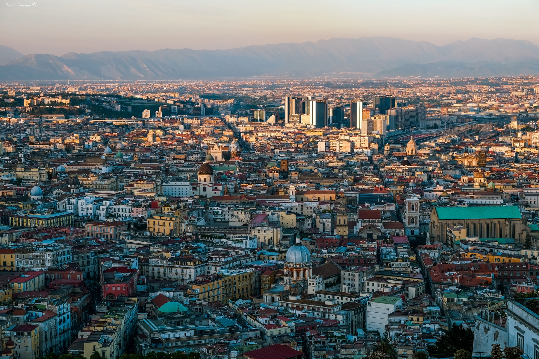 Pomeriggio dorato a Napoli