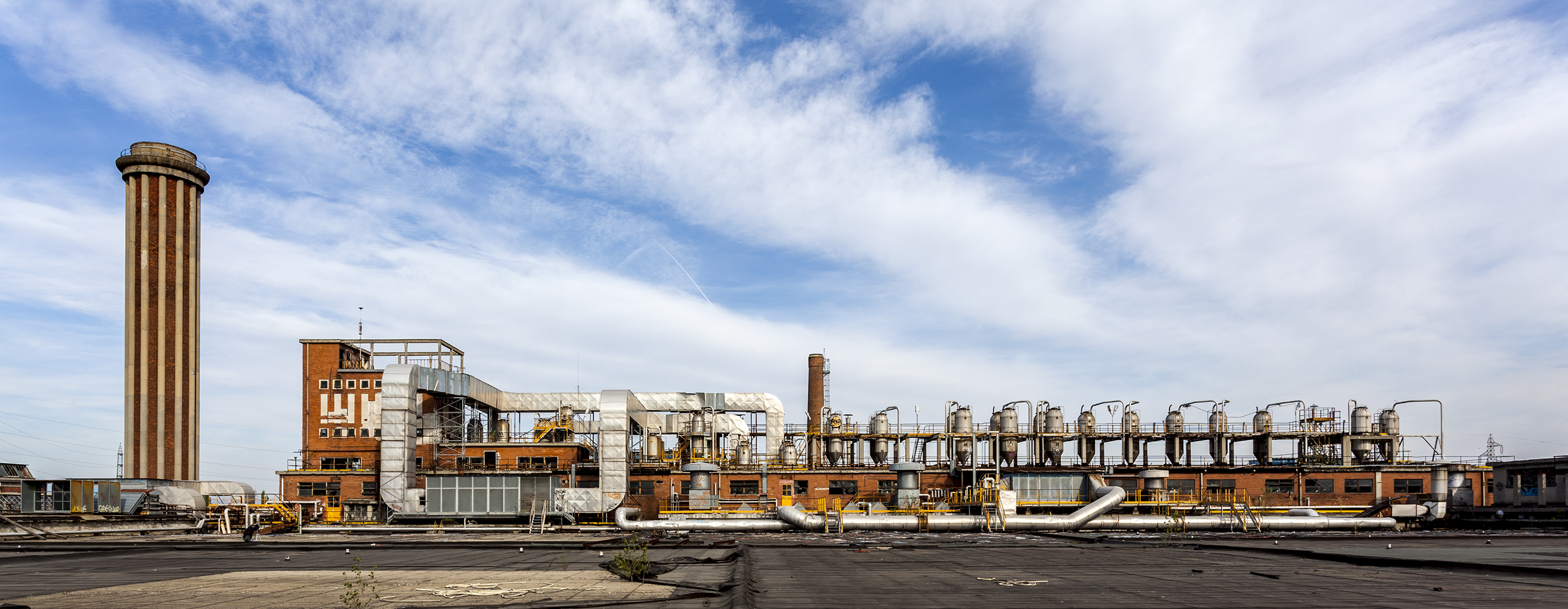 Sul tetto di una fabbrica abbandonata