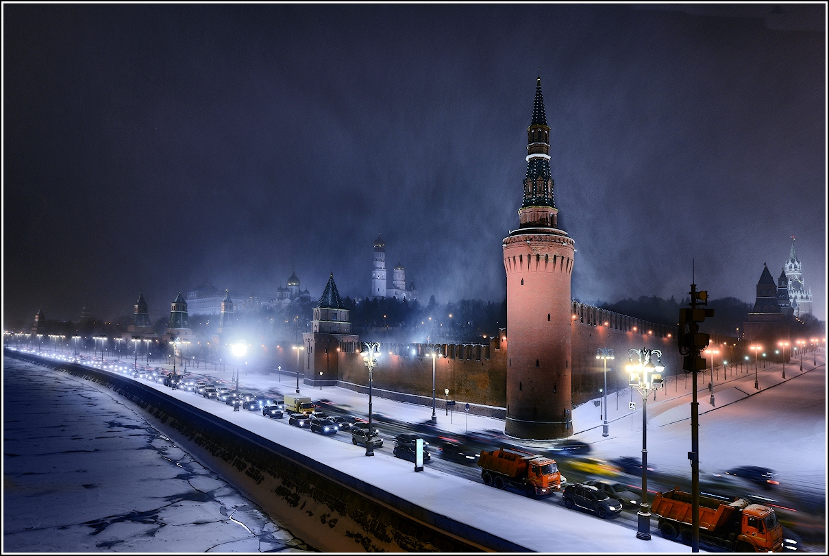 Fiume Moscova, Cremlino e ... traffico ...