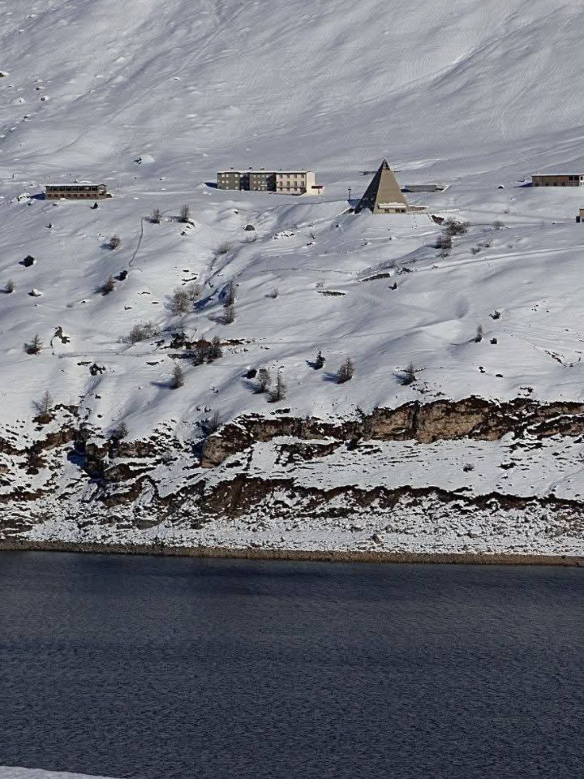 L'altro lato del lago con piramide