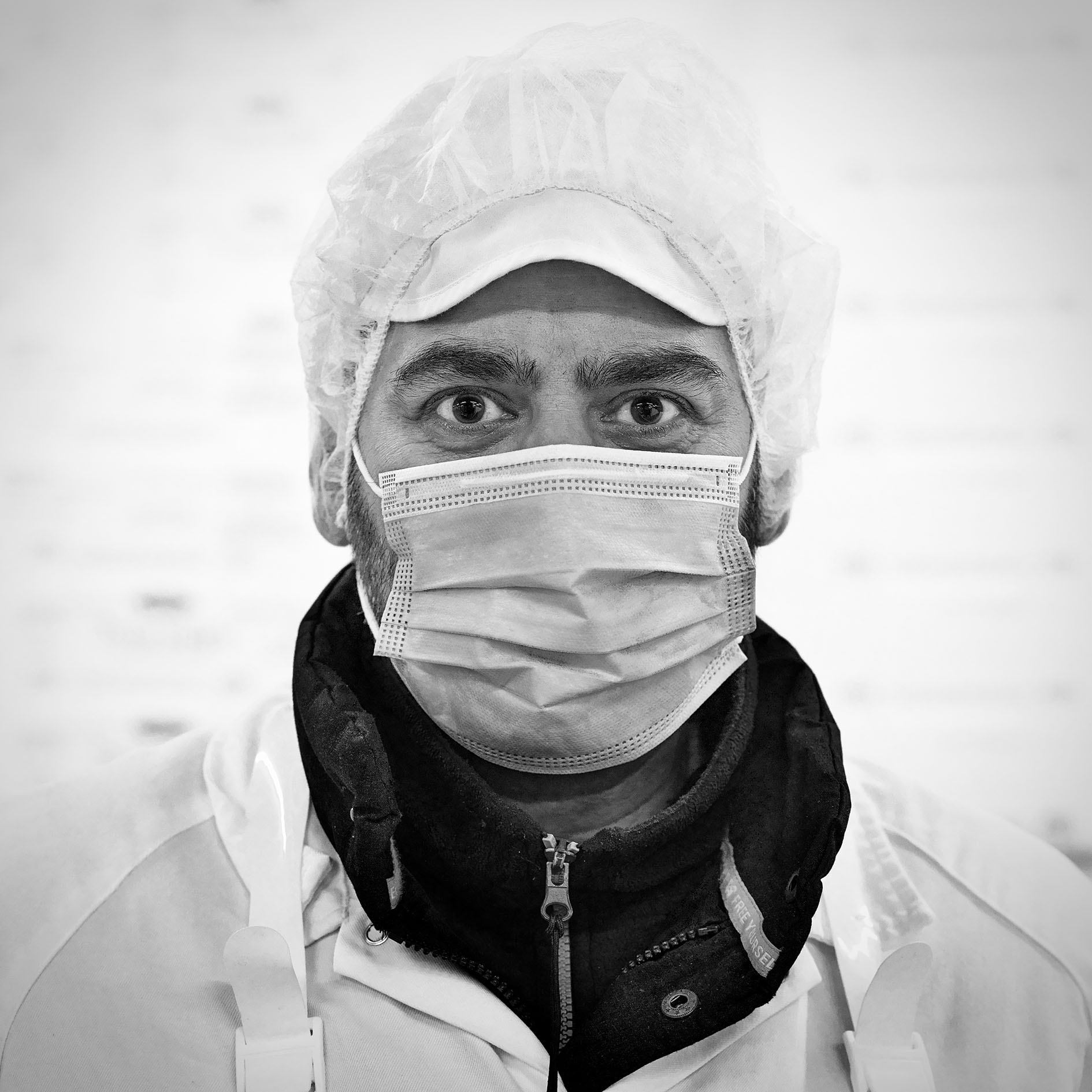 lavoratore in una filiera alimentare