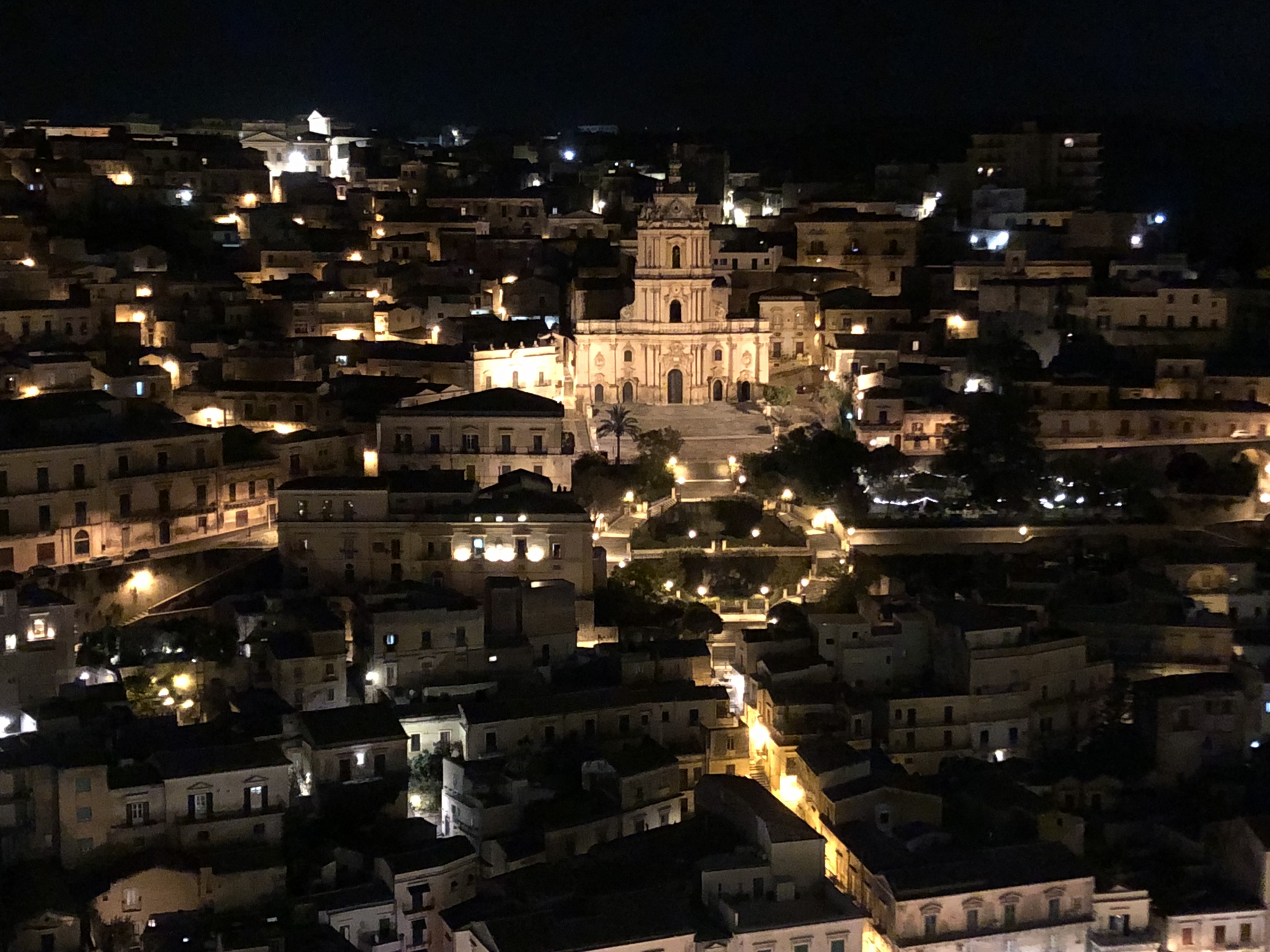 San Giorgio vista di notte dal "belvedere" - Modic...