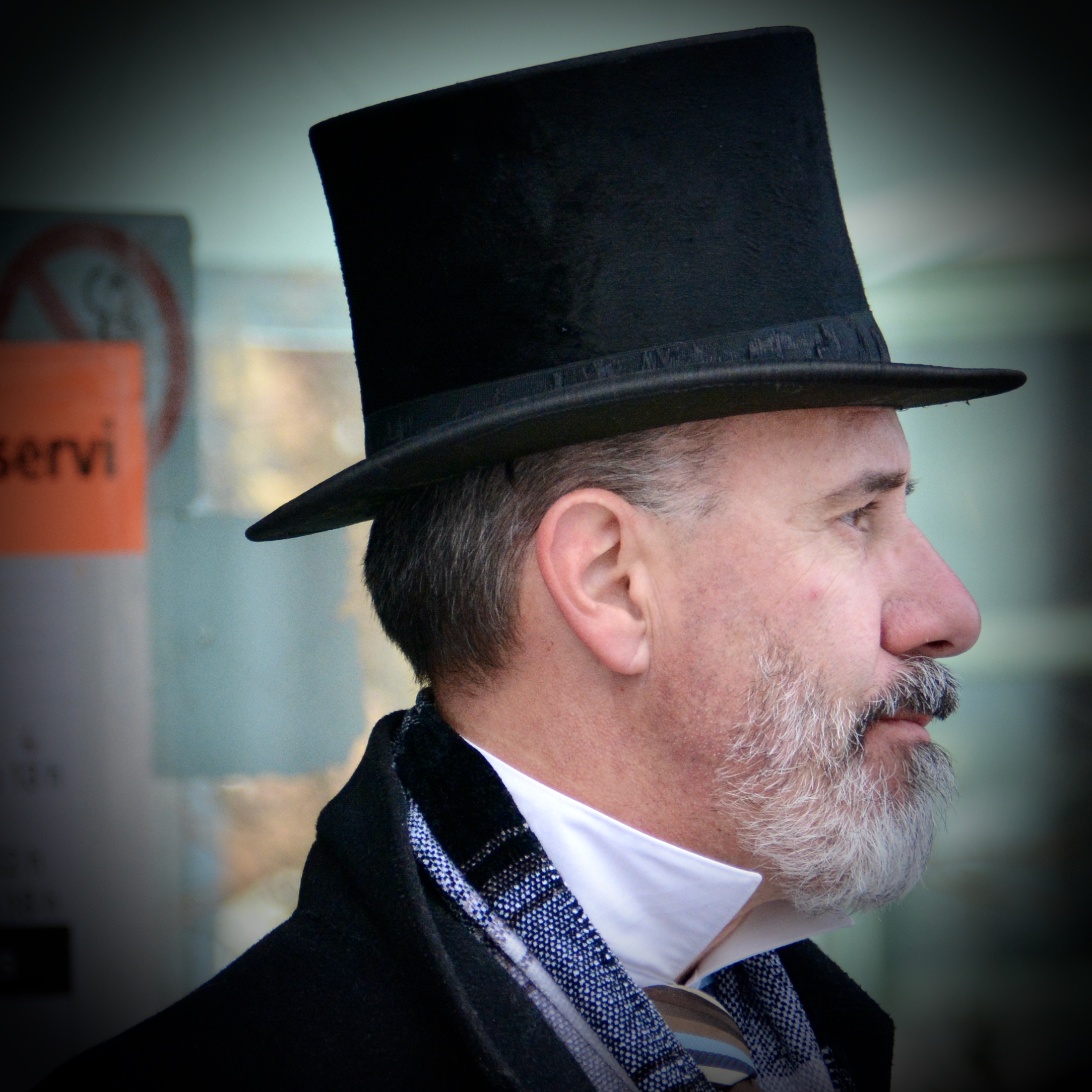 Un gentiluomo con una bombetta stava aspettando