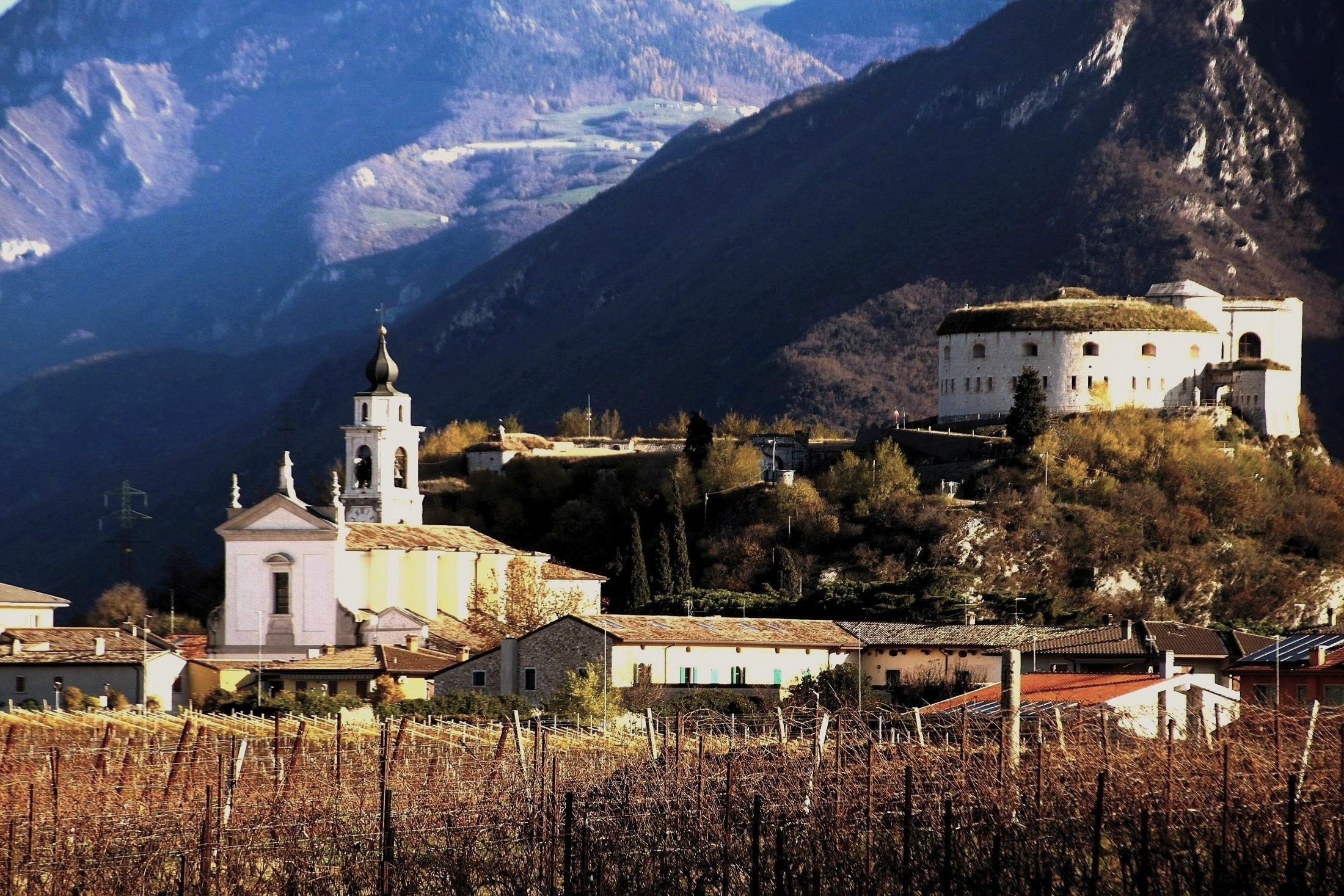La chiesa e la fortezza