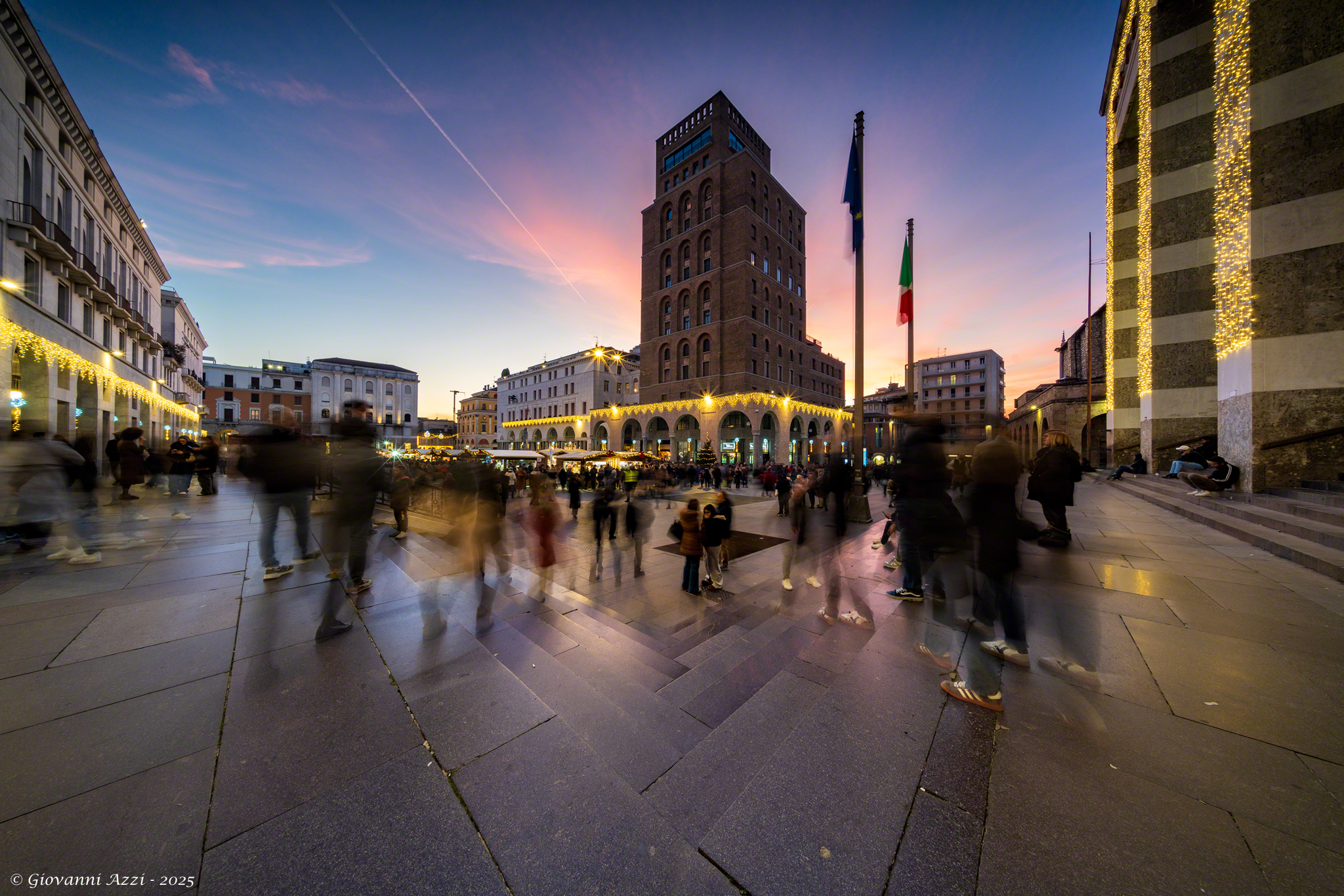 Piazza Vittoria with the Christmas market