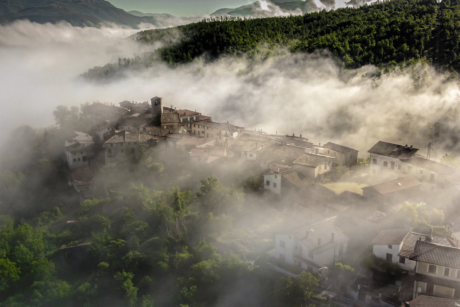 The village covered by fog (Vaccareccia)