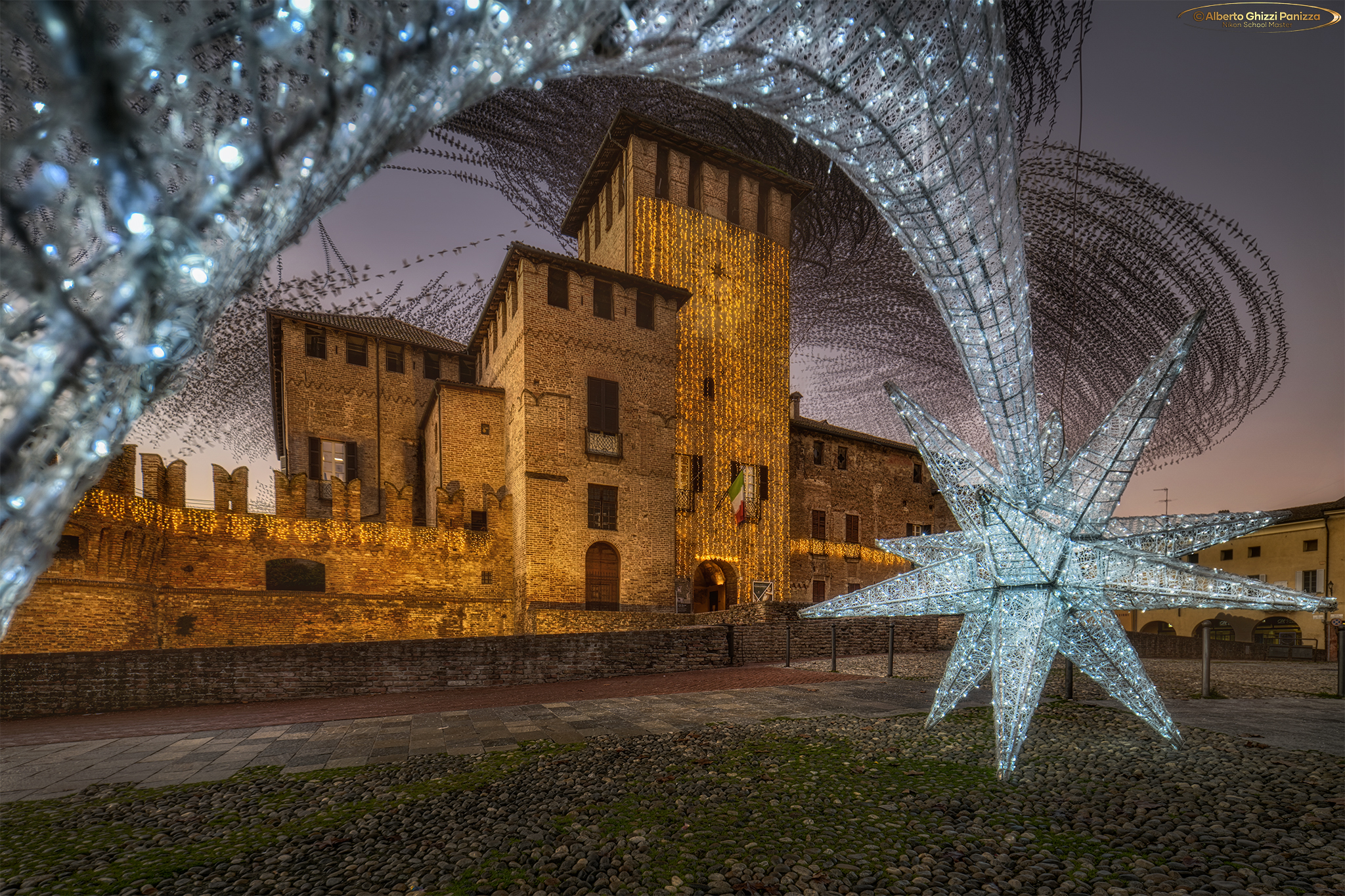 Luci di Natale e scie dei piccioni a Fontanellato