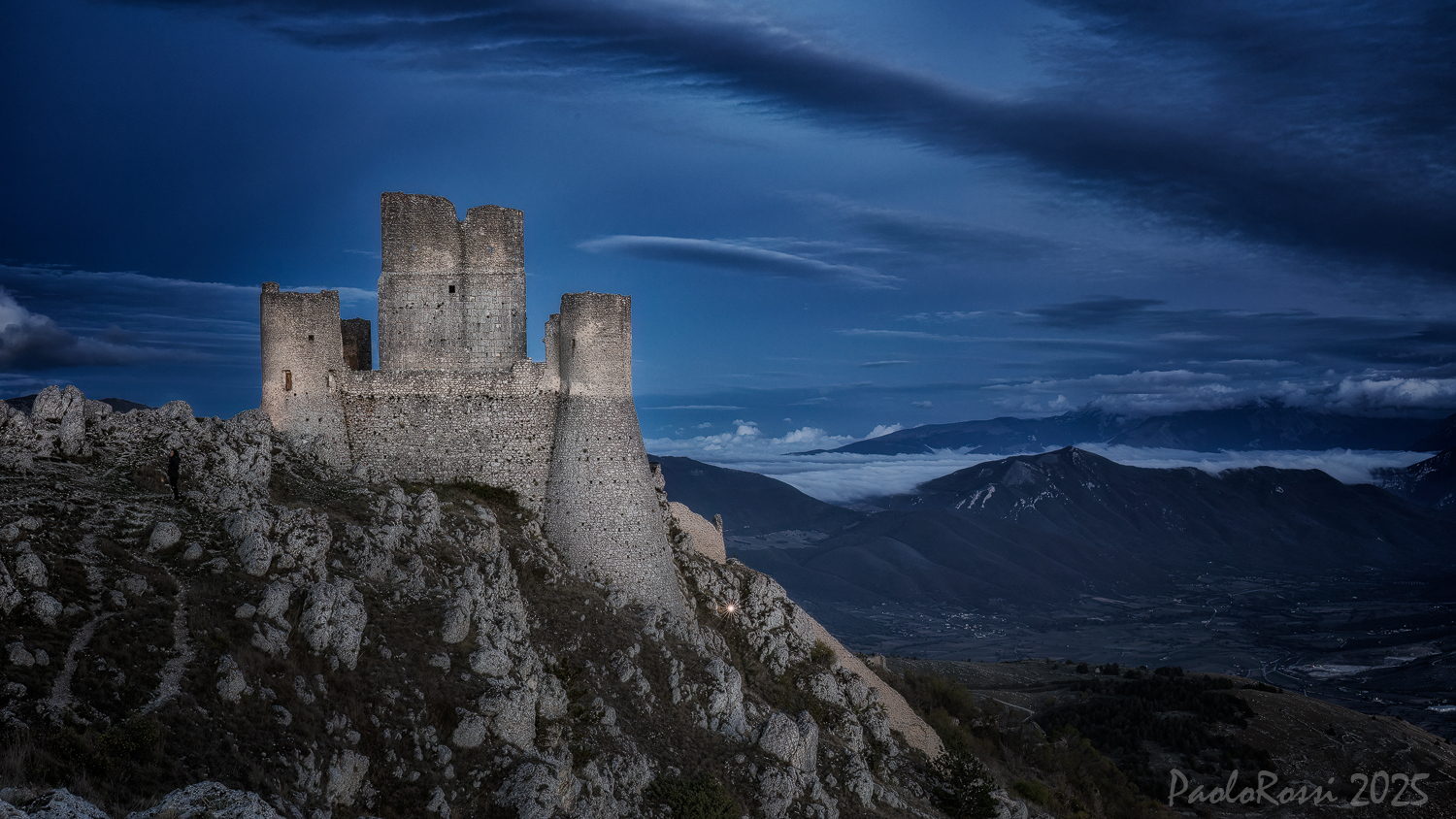Rocca Calascio ora blù...