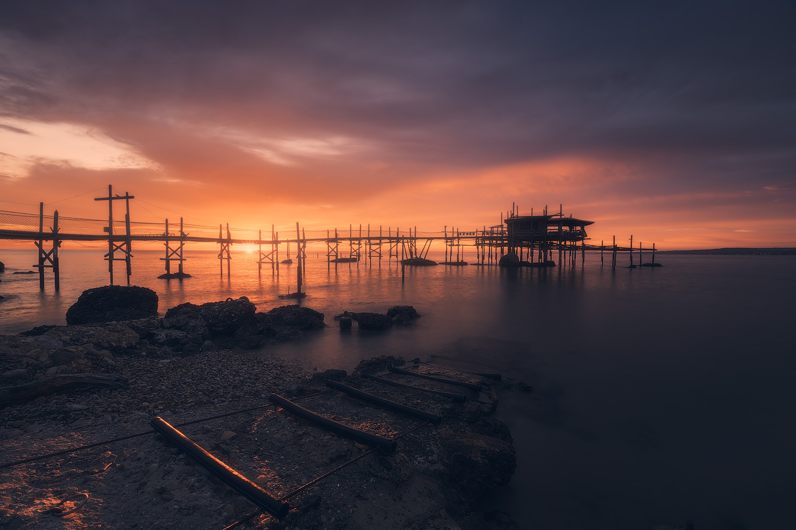 Alba quieta sulla costa dei trabocchi