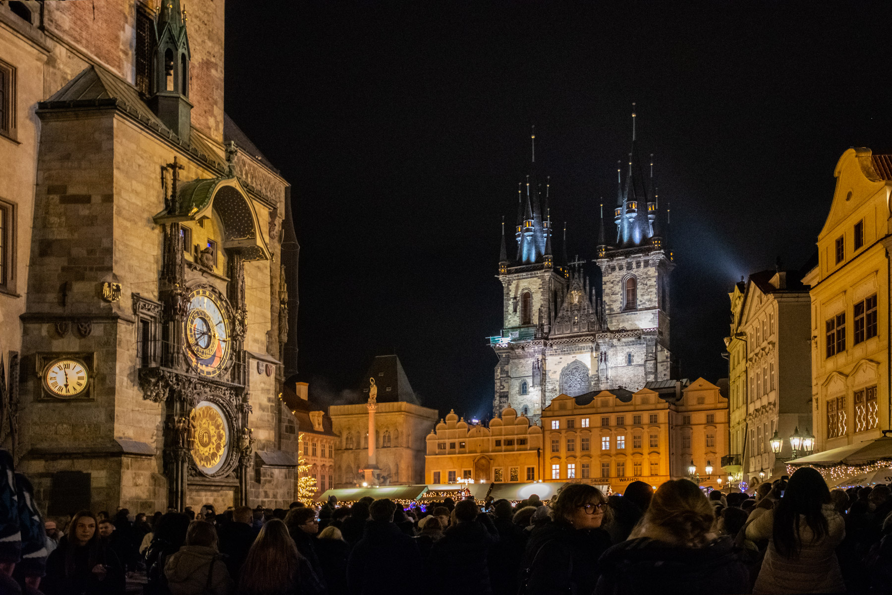 Praga - Orologio astronomico e chiesa di Tyn