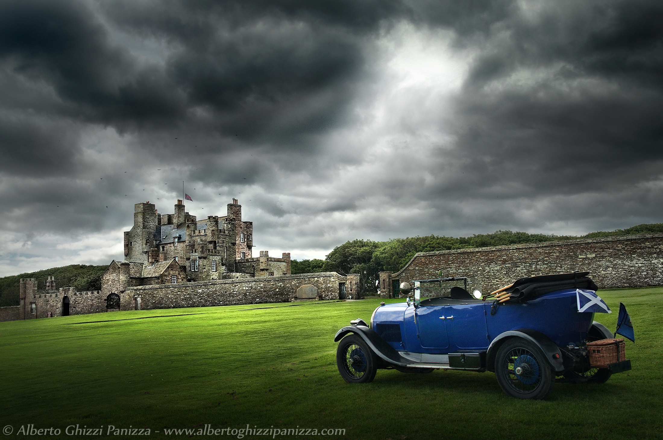 The old Castle & the old Car