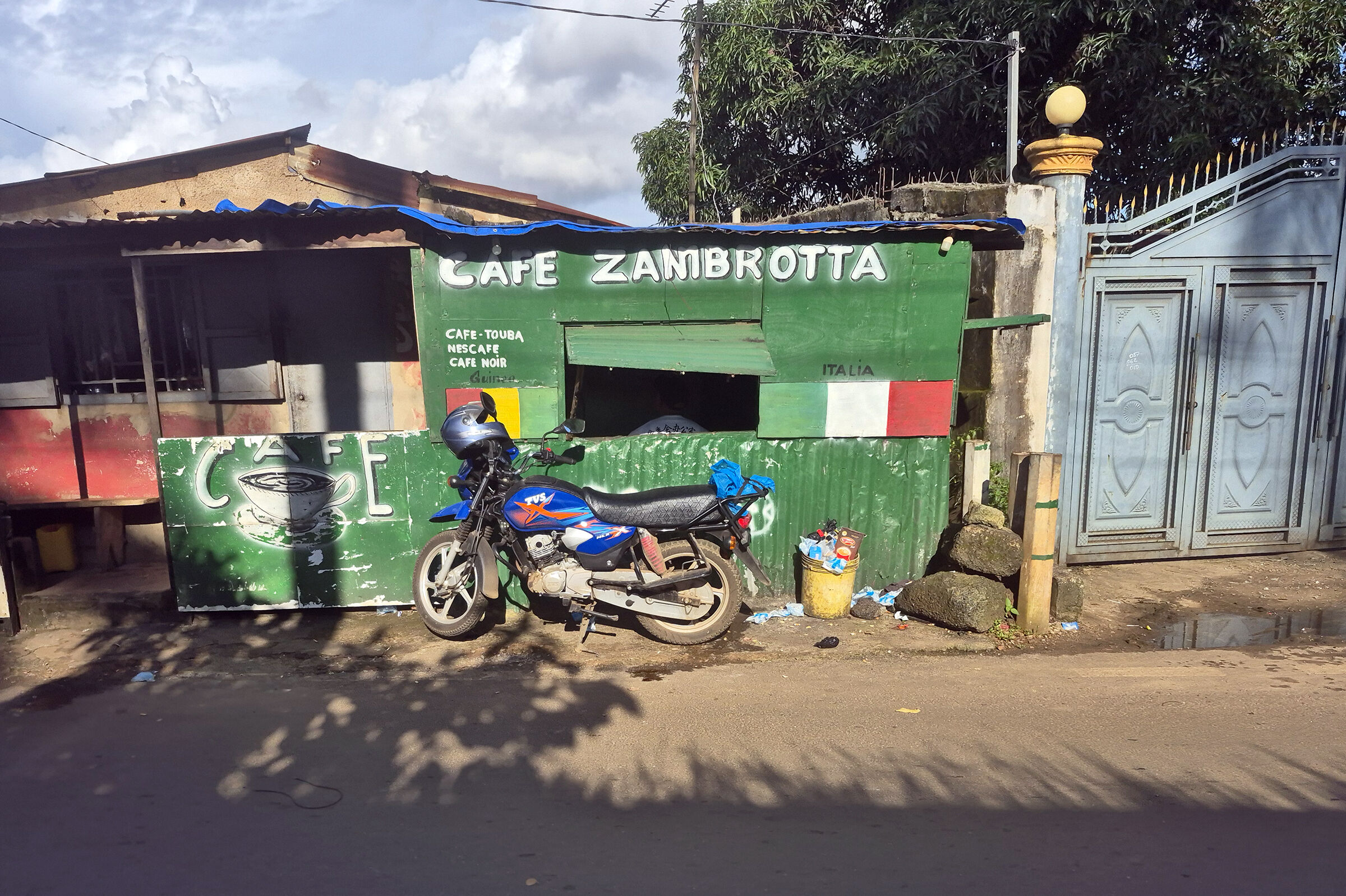 Coffee in honour of Zambrotta in Konakry