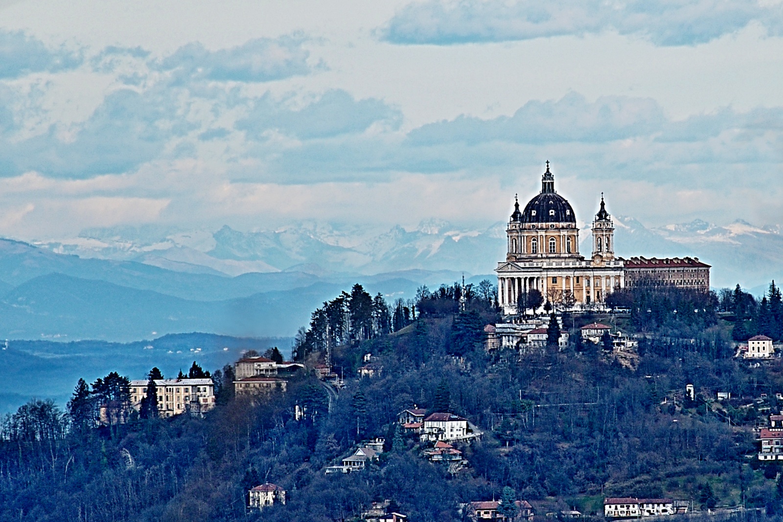 Collina di Superga con basilica omonima