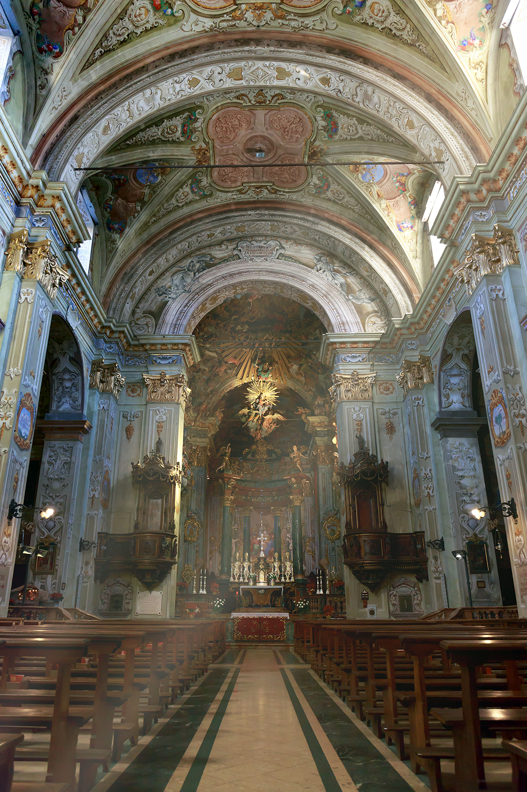 Interno del Santuario di Maria Assunta (vc)