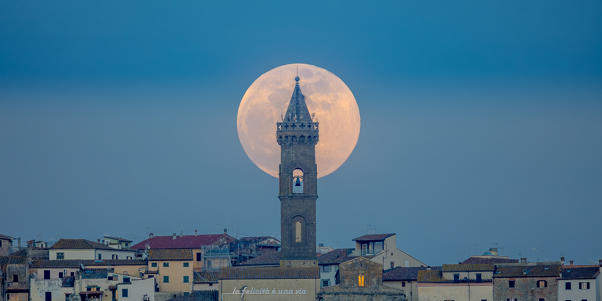 Alba lunare sul campanile di Peccioli (Pi)