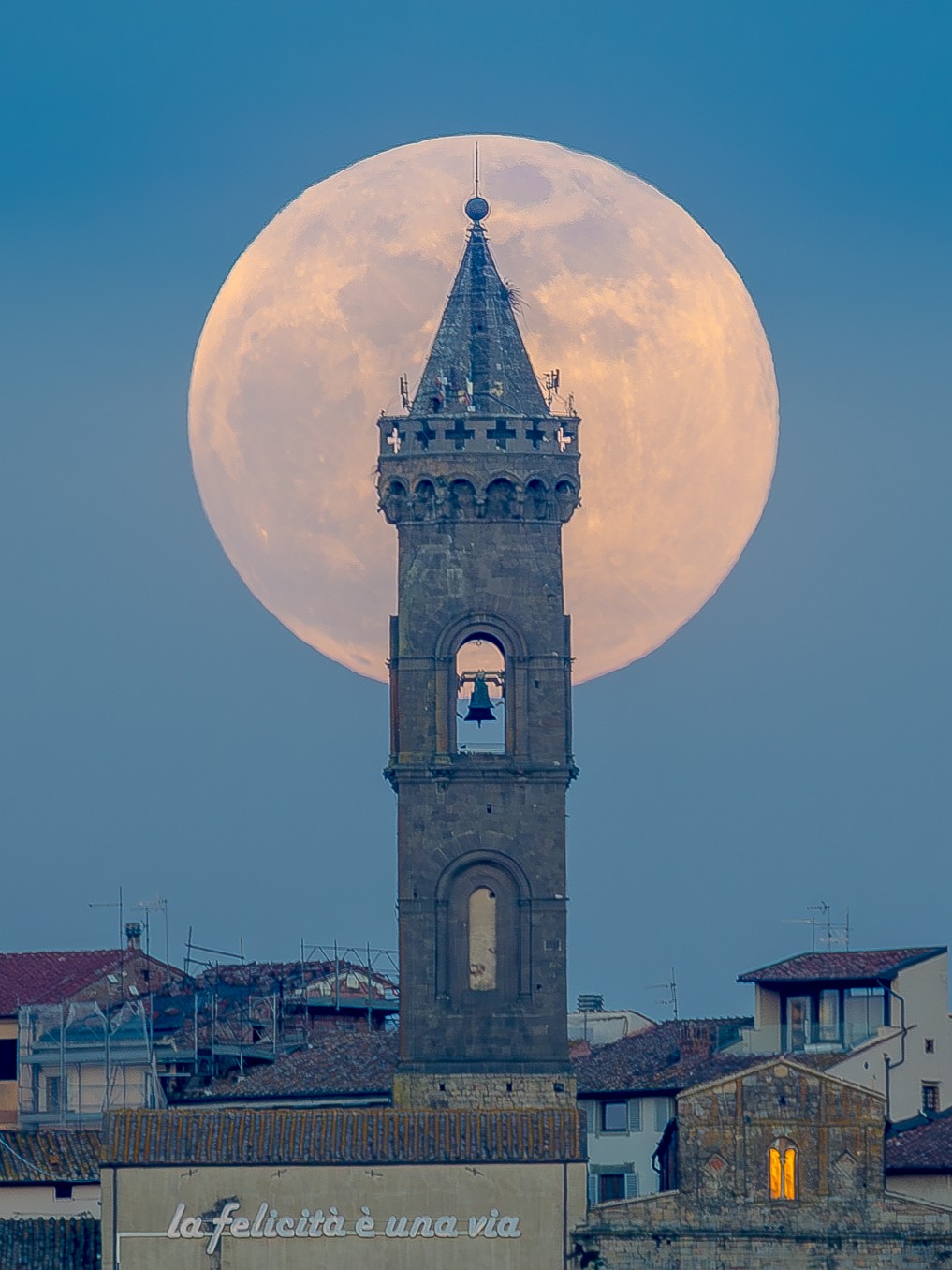 Alba lunare sul campanile di Peccioli (Pi)