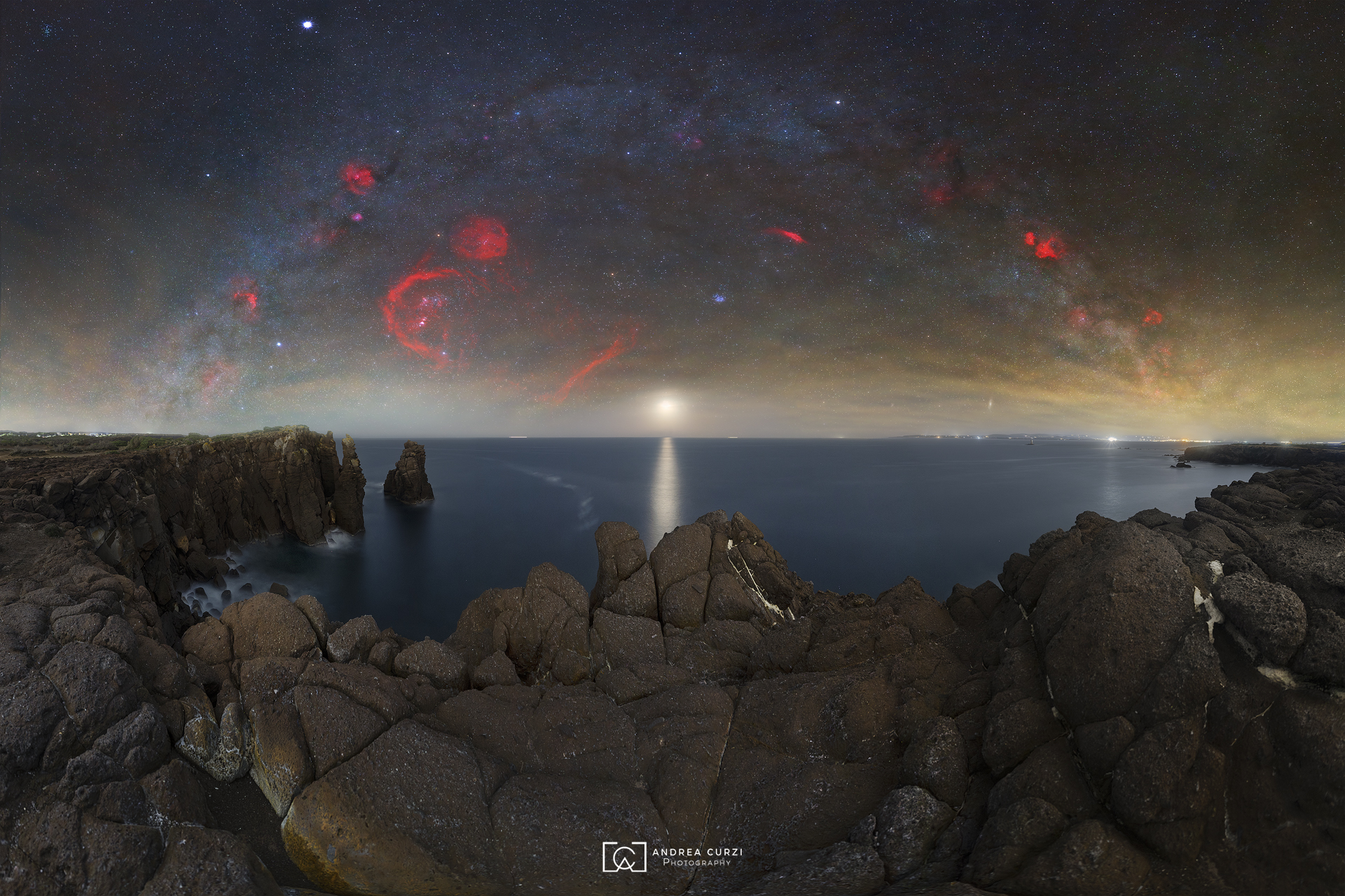La luna tramonta e sorge la via lattea