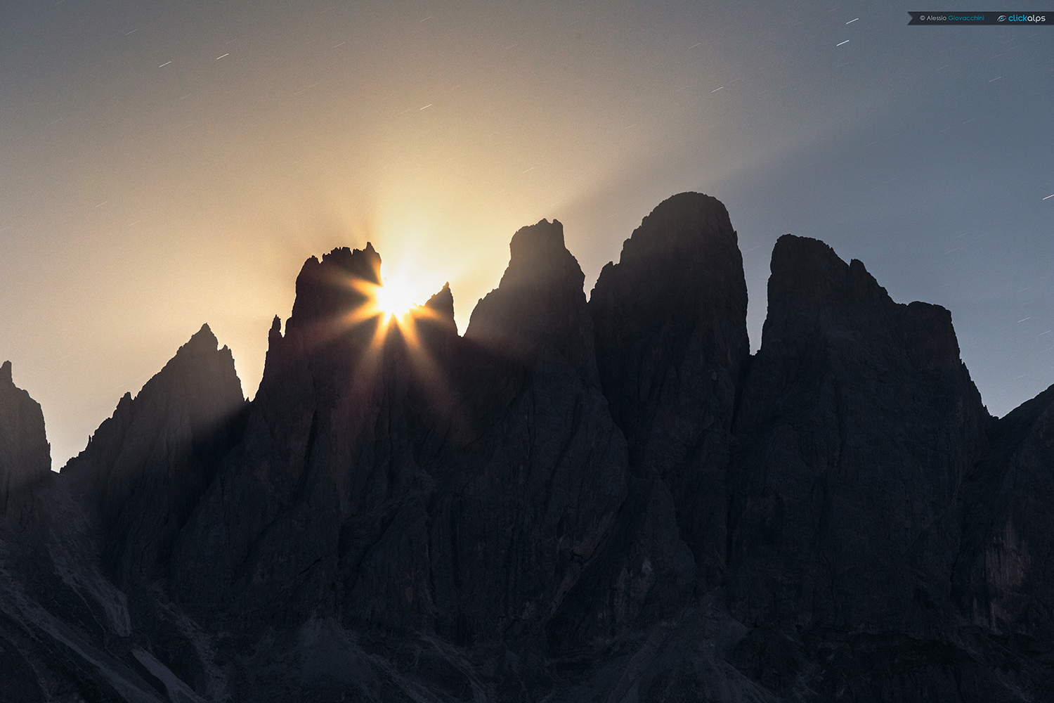 Spunta la luna piena dietro le Odle