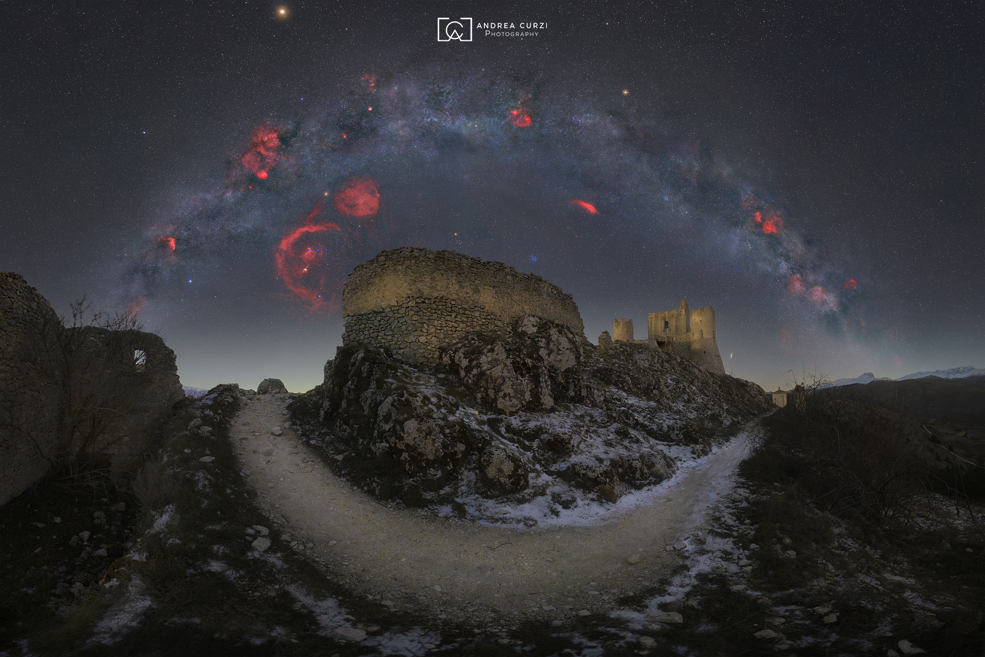 L'arco della via lattea invernale su Rocca Calascio