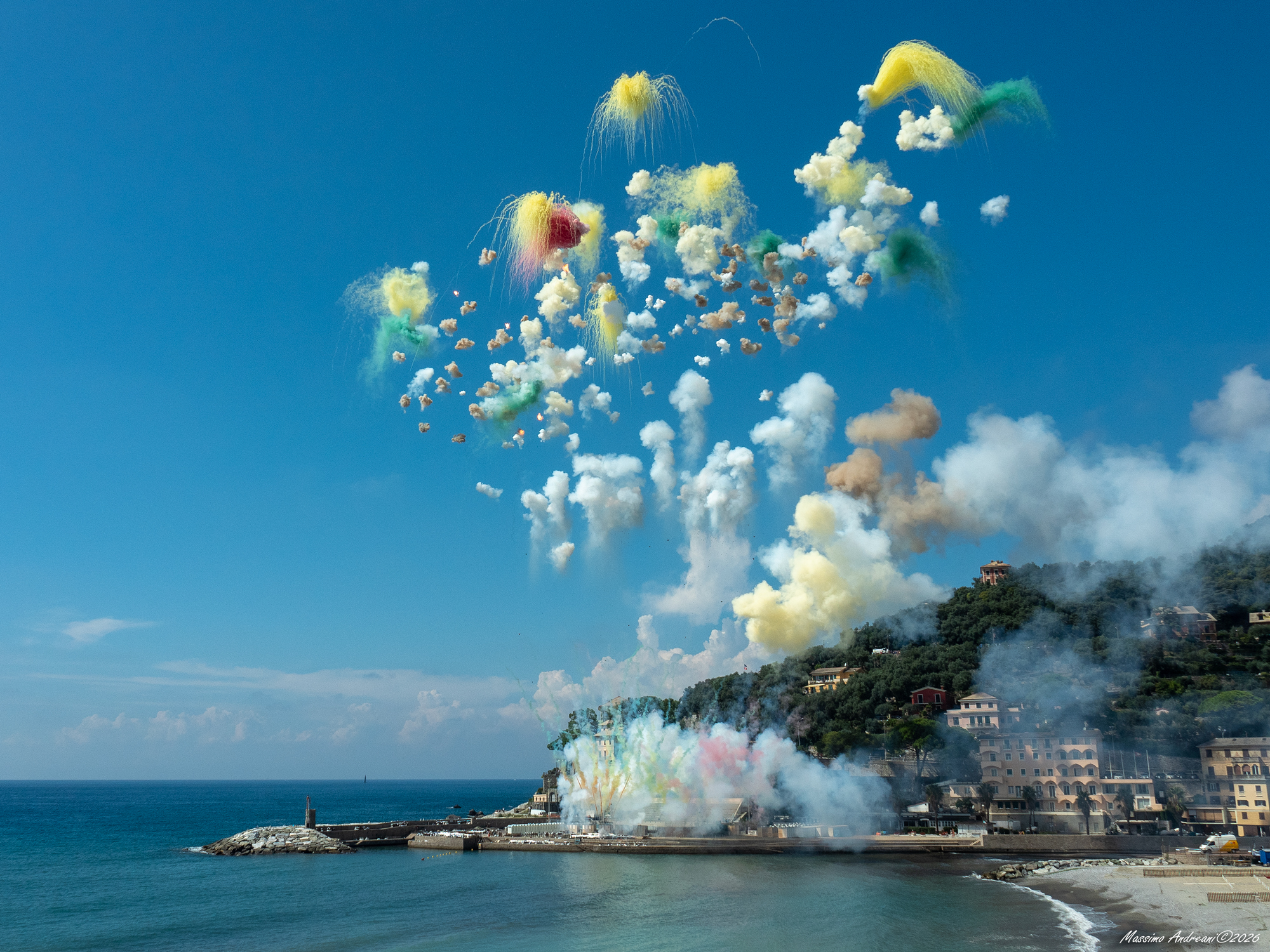 Fuochi di giorno a Recco