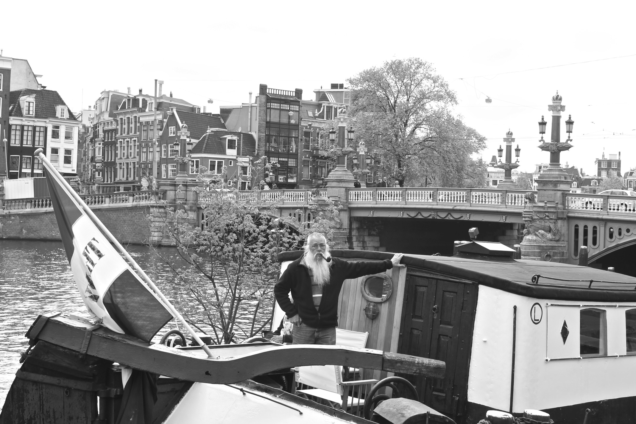 il vecchio marinaio, la sua pipa e lo sguardo torvo