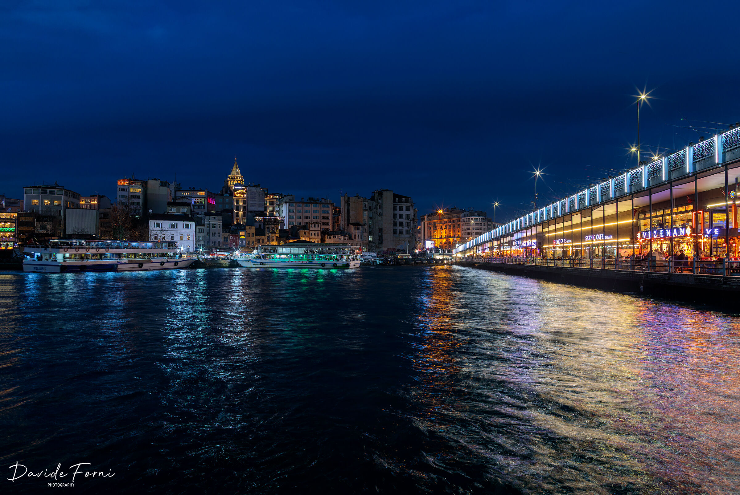 Istanbul, notturno su Torre e ponte di Galata