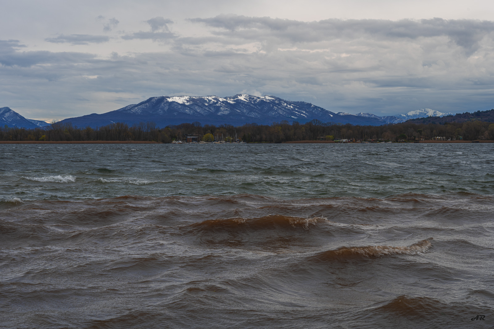 The restlessness of the lake