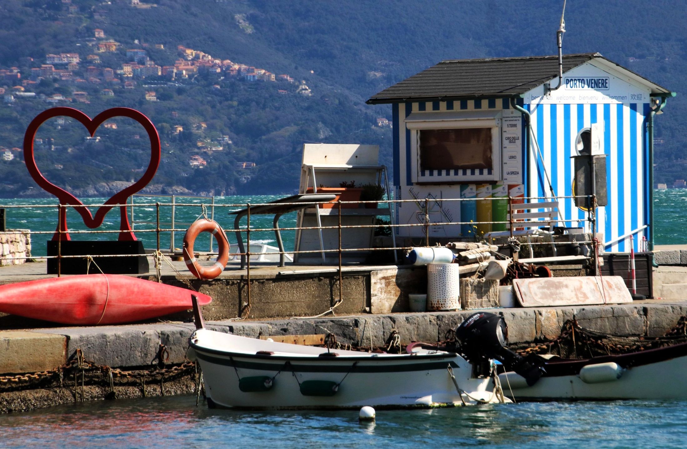 Un cuore in riva al mare