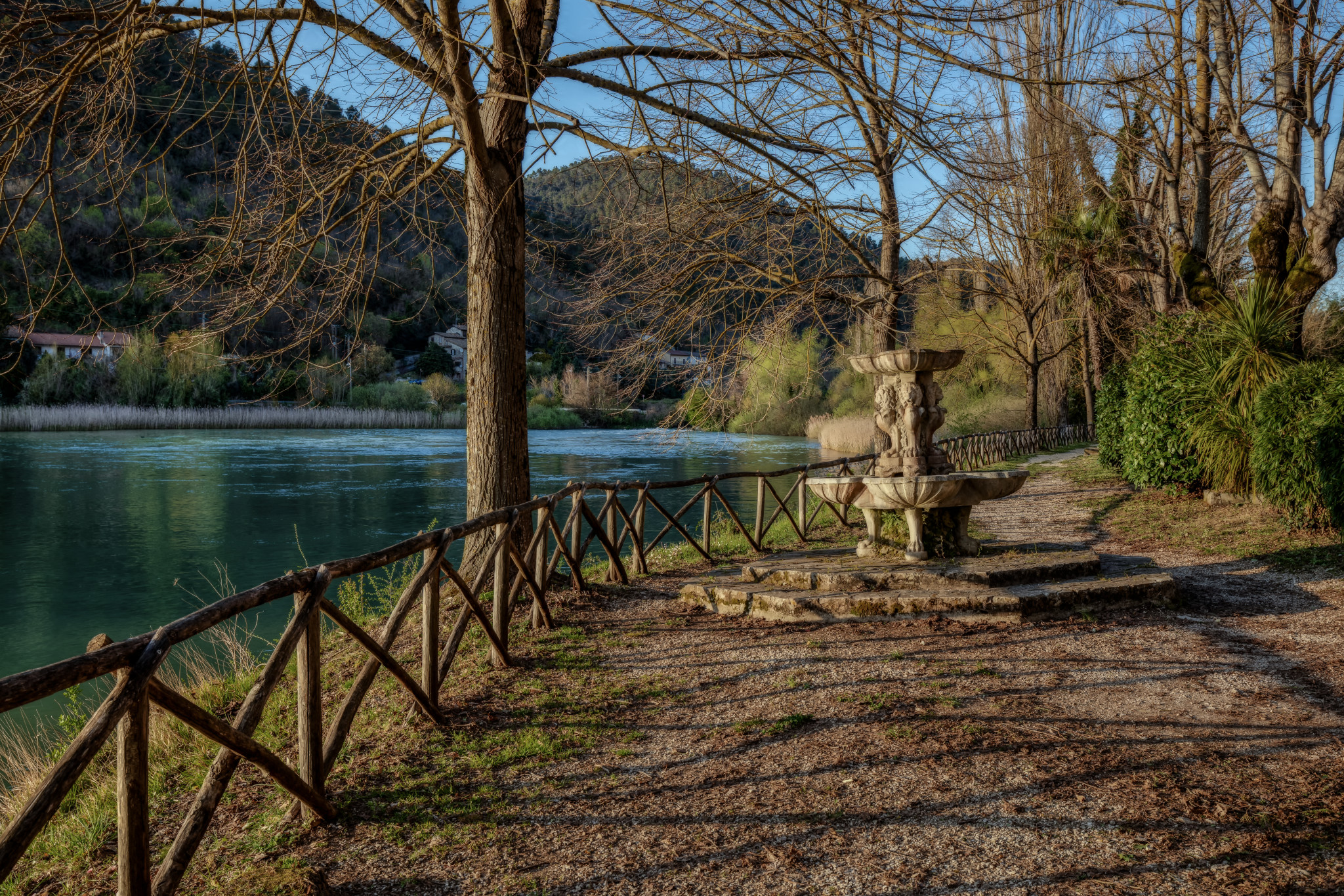 Il vialetto e la vecchia fontana