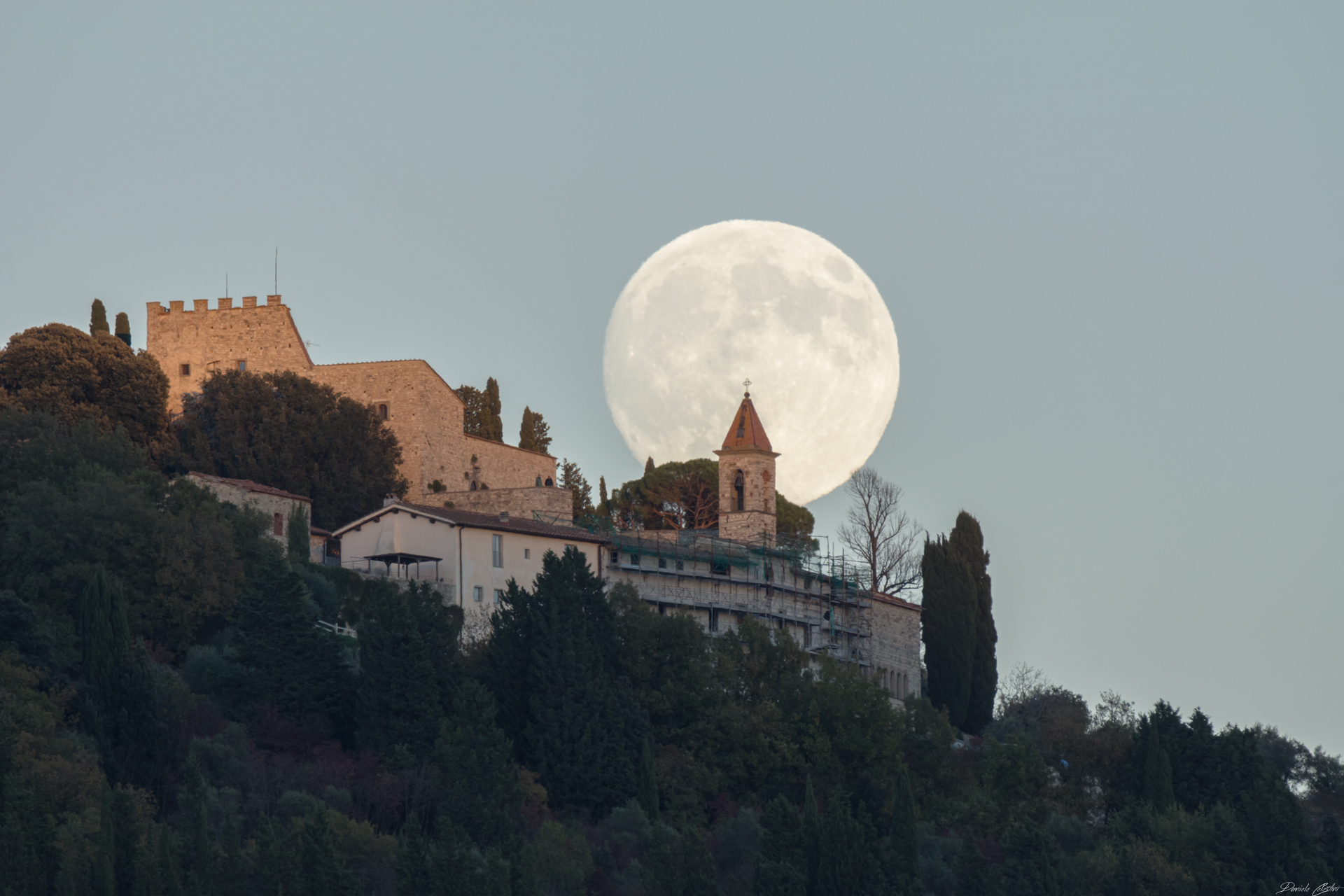 La luna e il Castello di Nipozzano