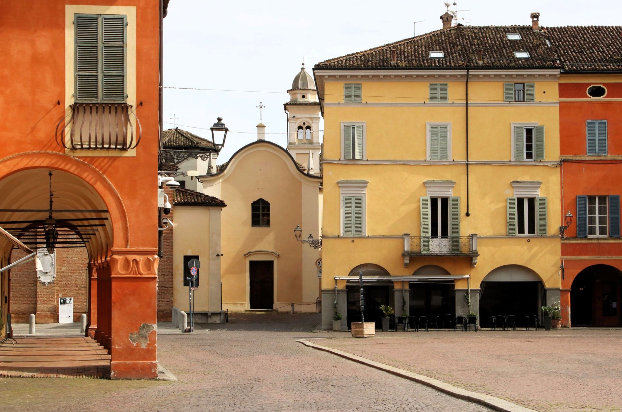 I portici e la chiesa