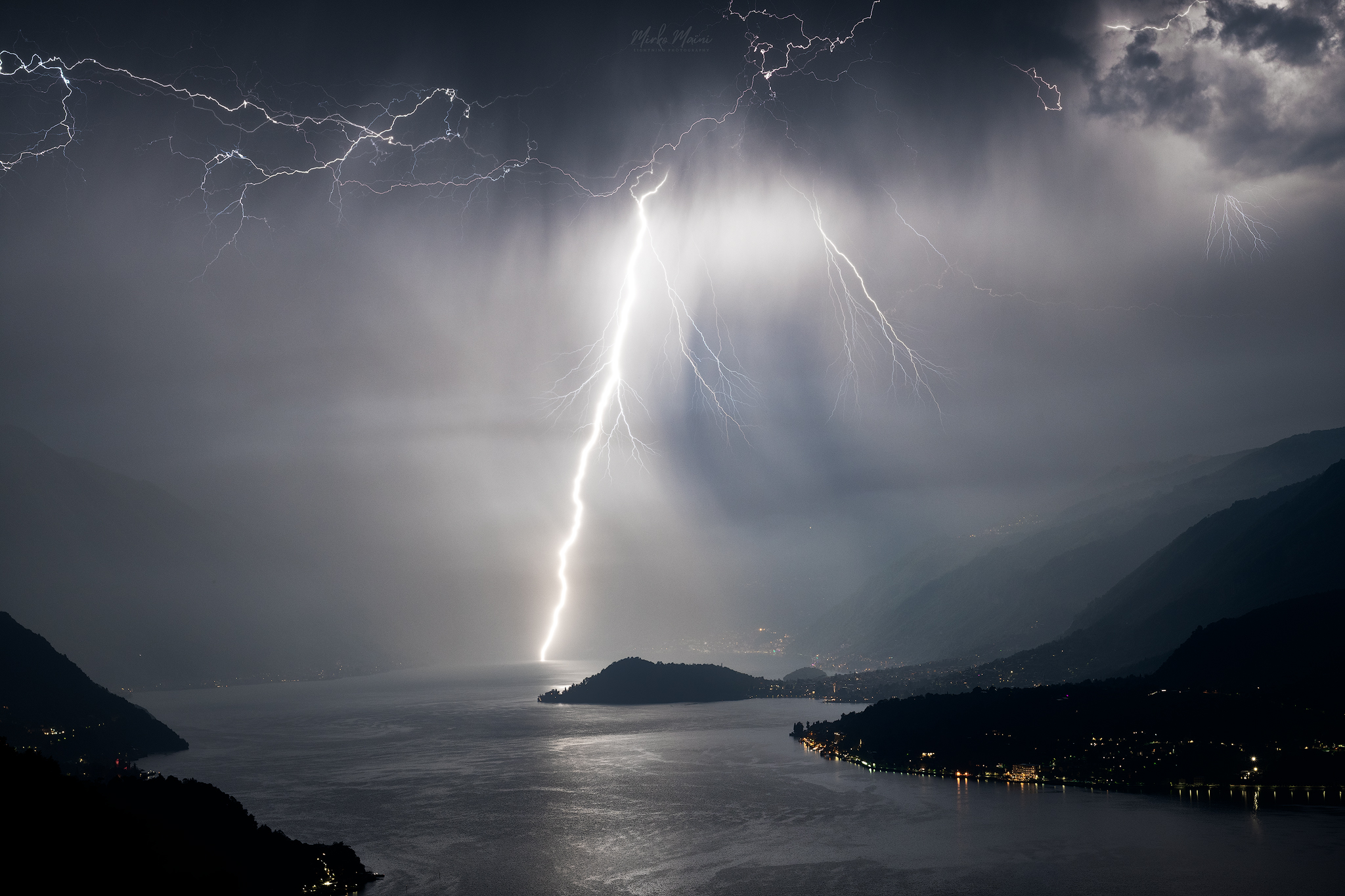 Fulmine positivo sul Lago di Como