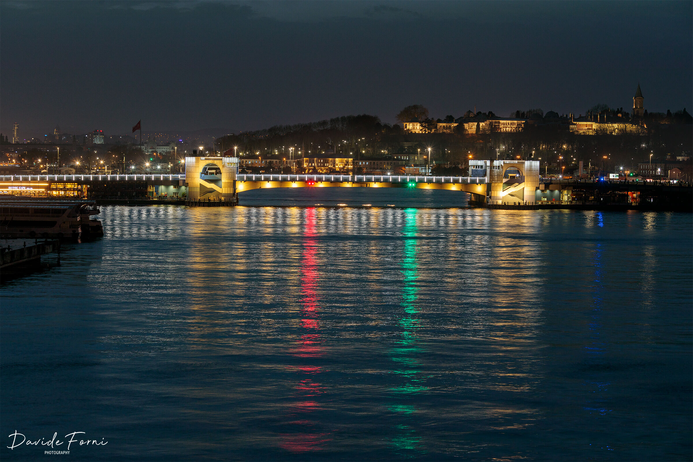 Ora blu sul ponte di Galata