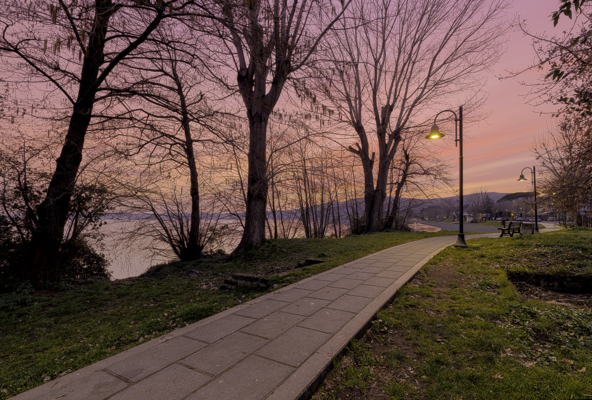 Lungolago al tramonto