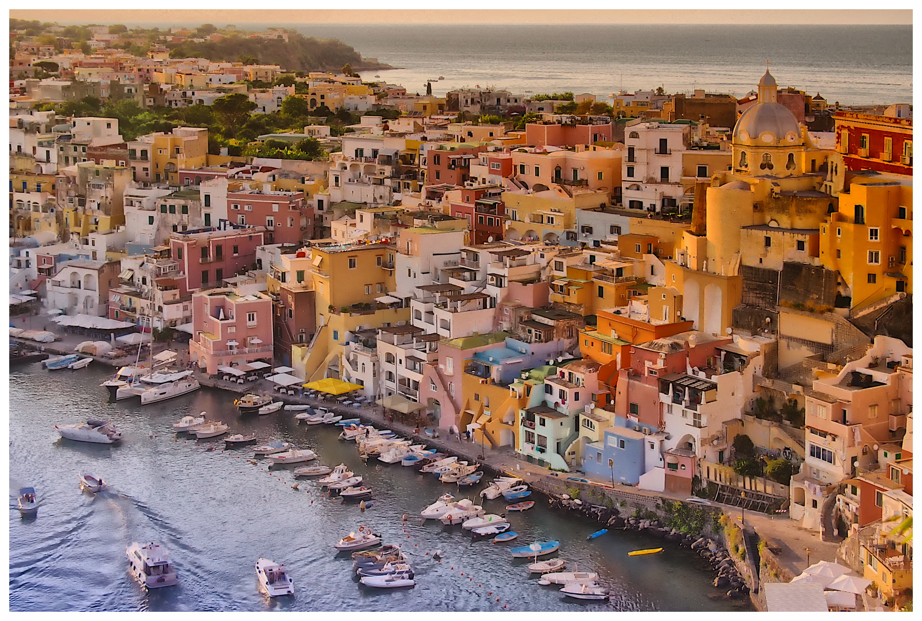 ora della sera a Corricella, Isola di Procida