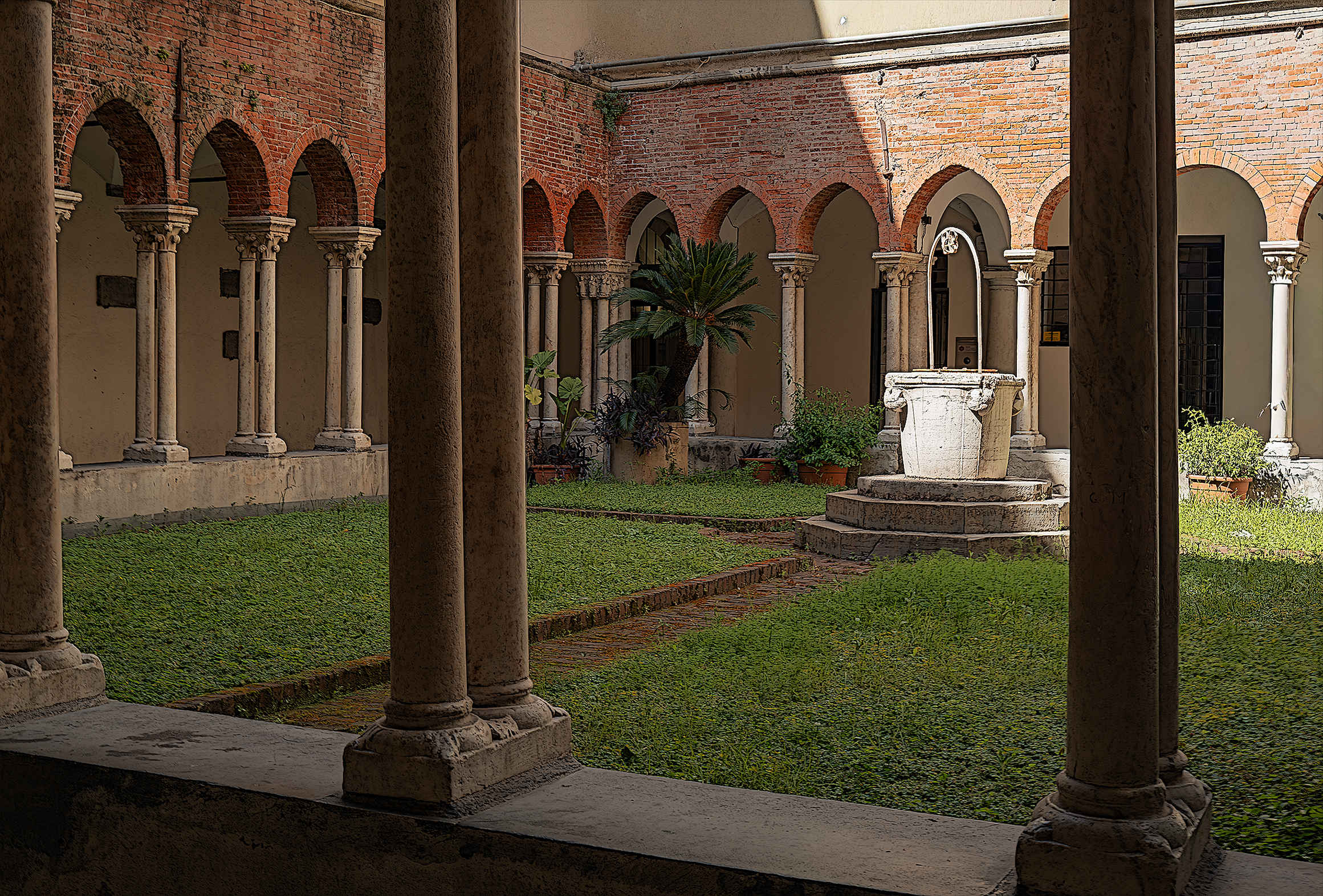 Genoa - Cloister of the church of San Matteo