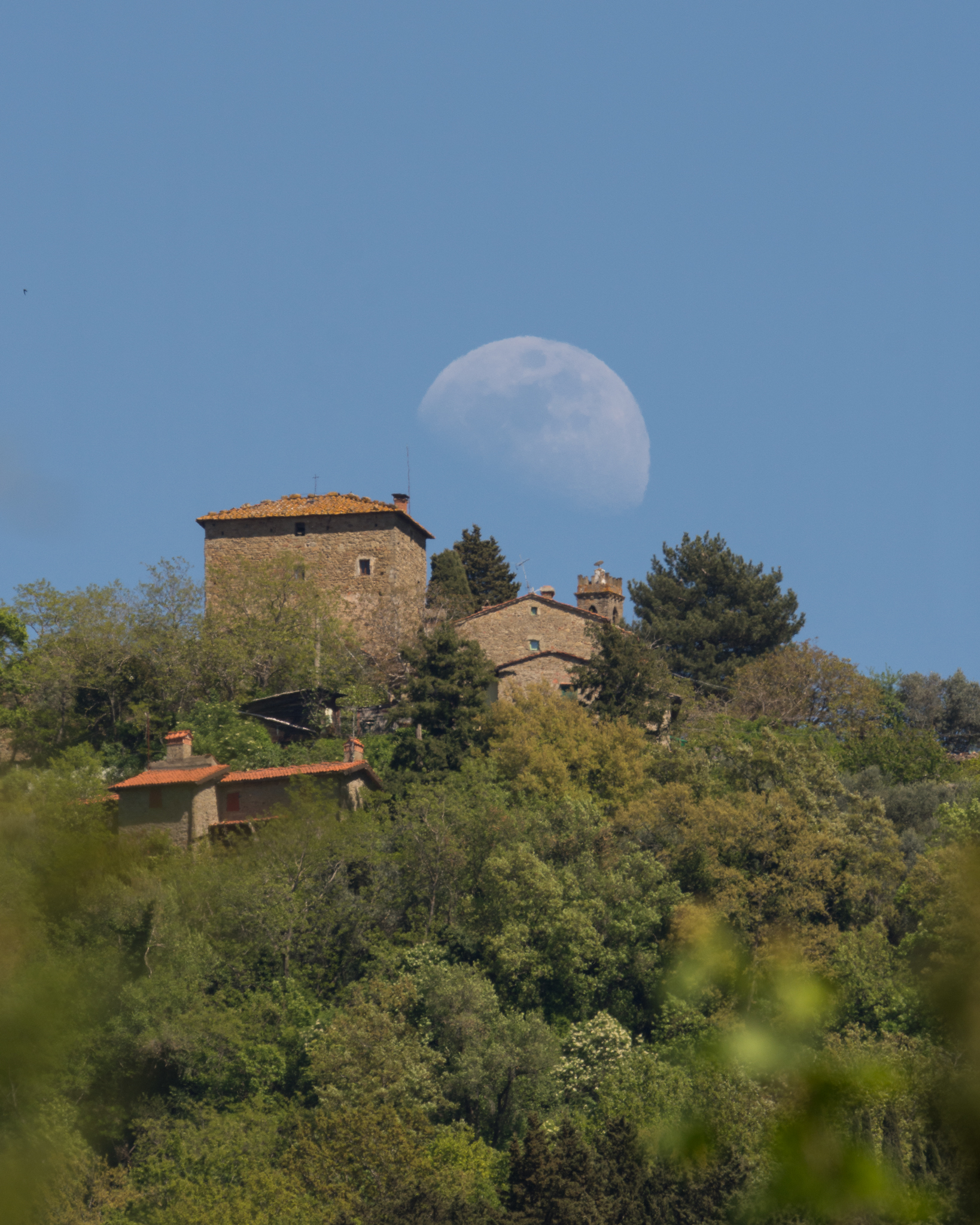 La luna diurna e il castello di Ristonchi