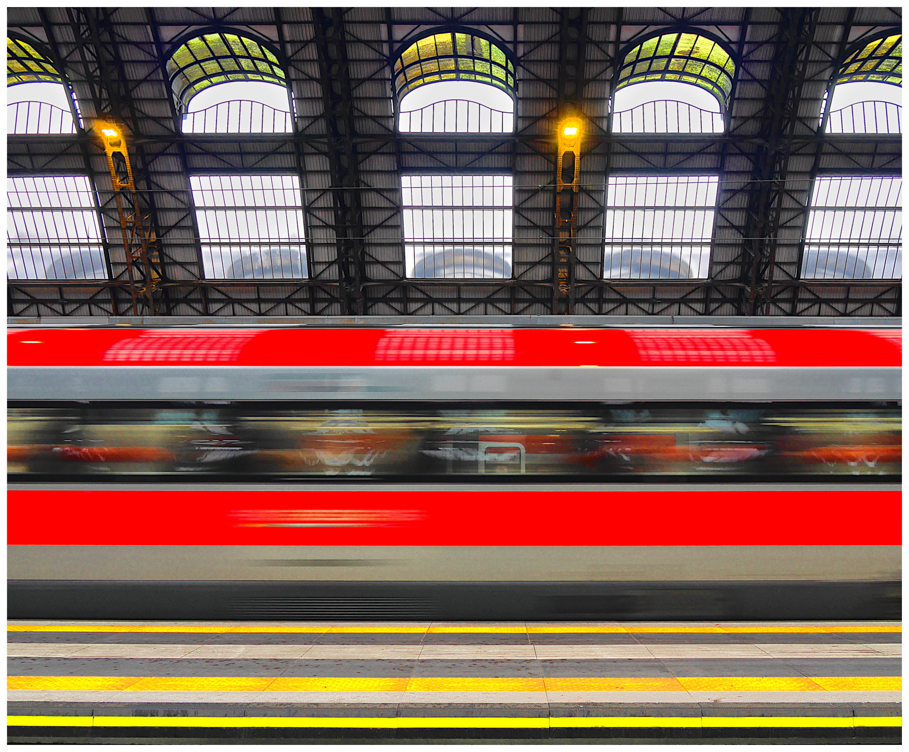 In Stazione: Allontanarsi dalla linea gialla