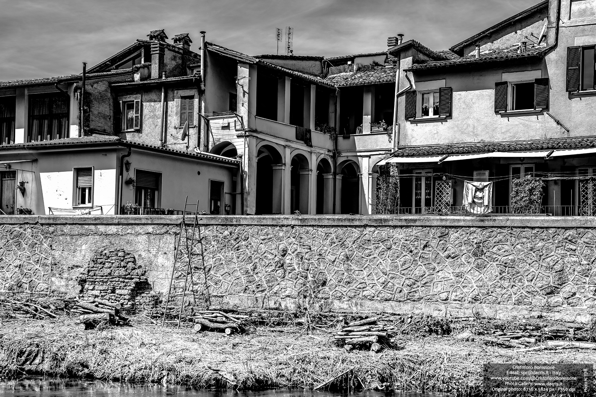 House on the river in the city center of Rieti - Photo