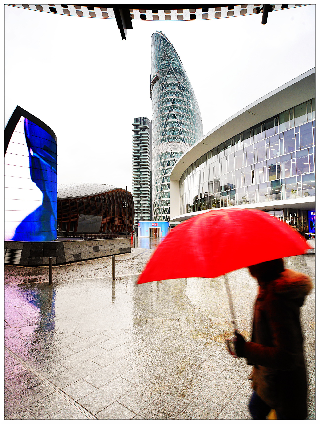 pioggia in Piazza Gae Aulenti