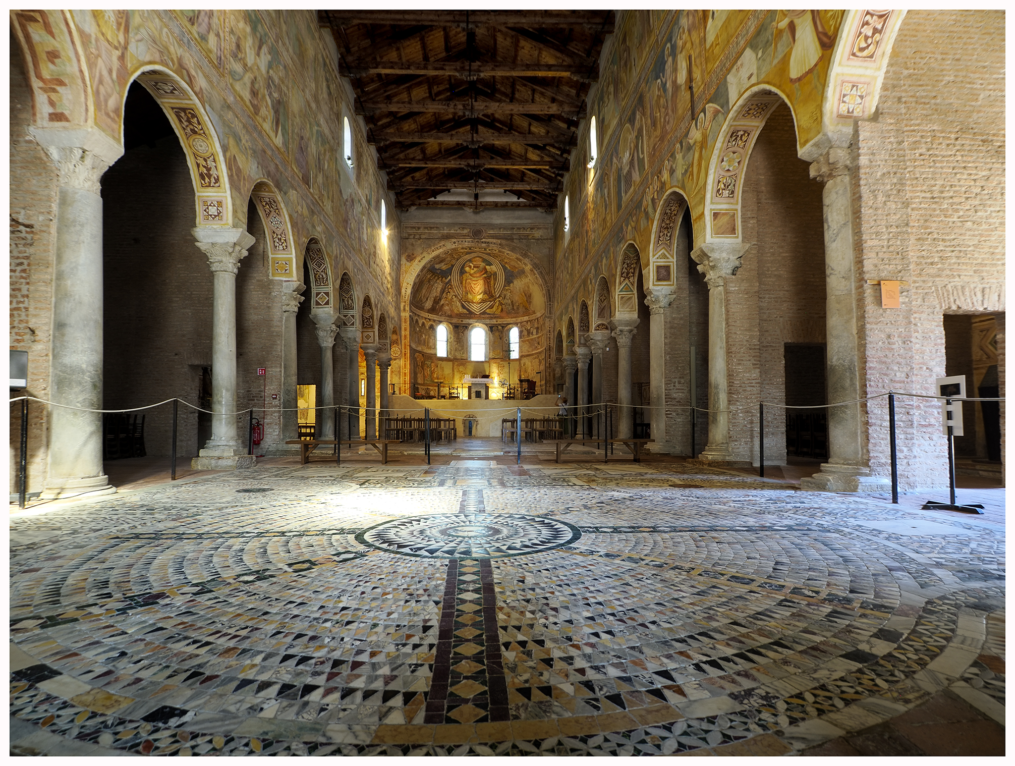 Interno della chiesa di Santa Maria