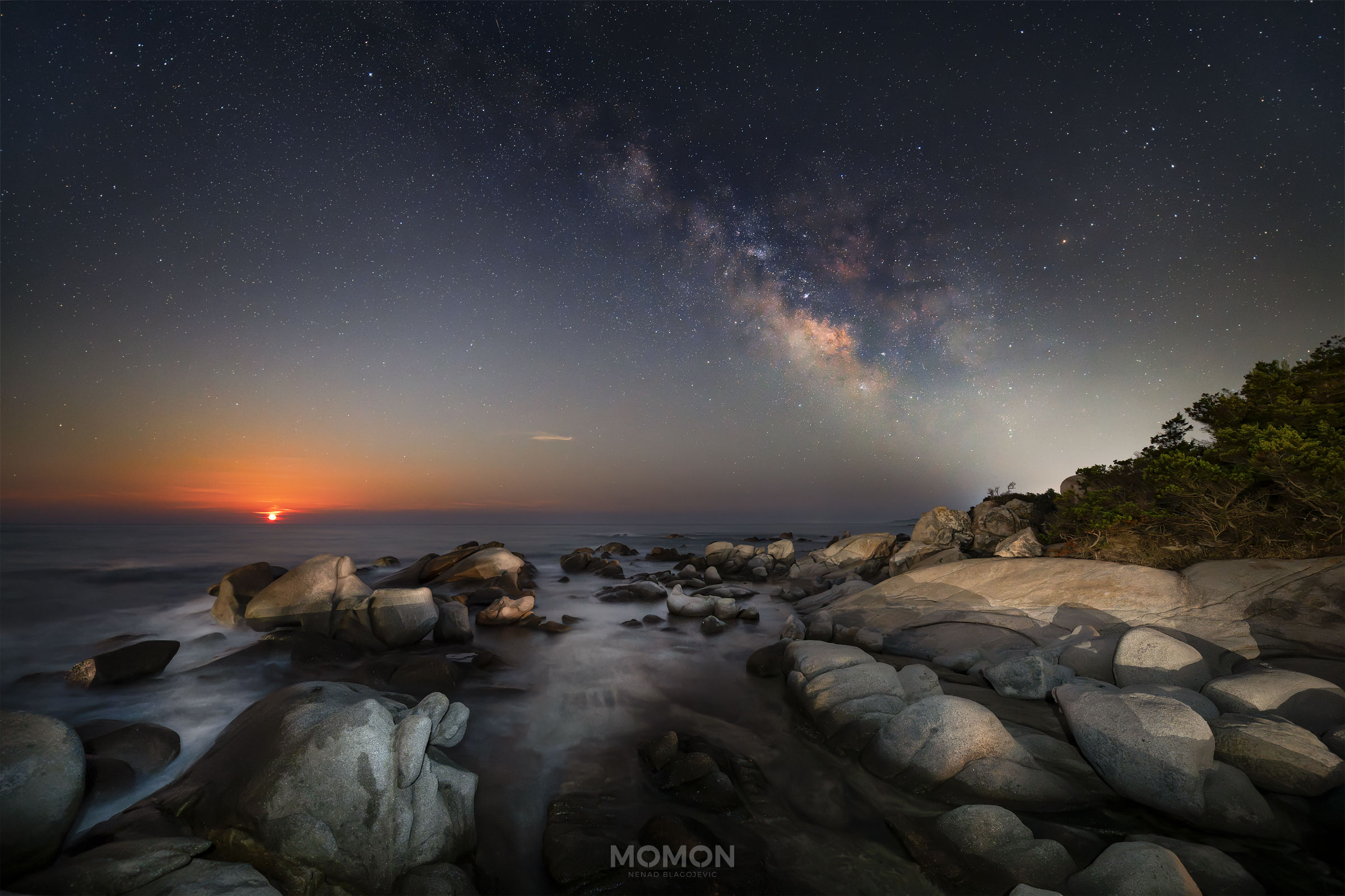 Abbraccio tra la Luna e la Via Lattea