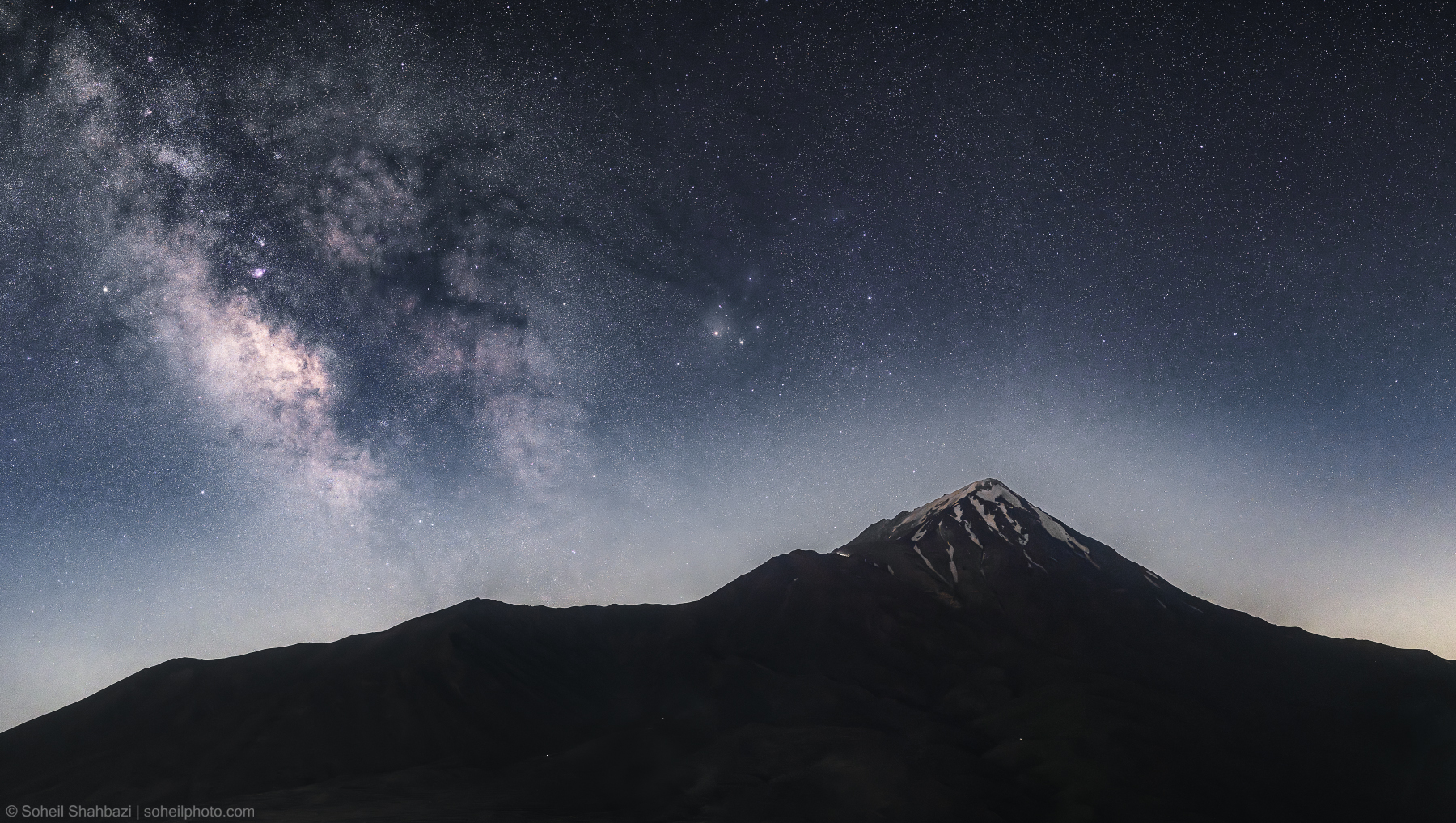 Il Monte Damavand sotto la Galassia della Via Lattea