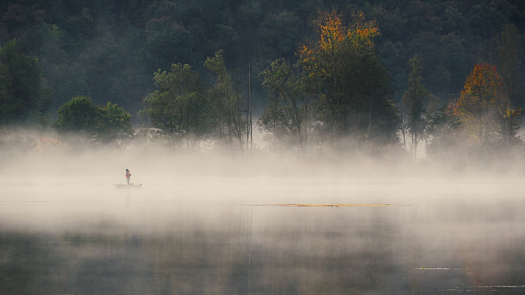 Solitario a pesca al Lago di Fimon autunnale