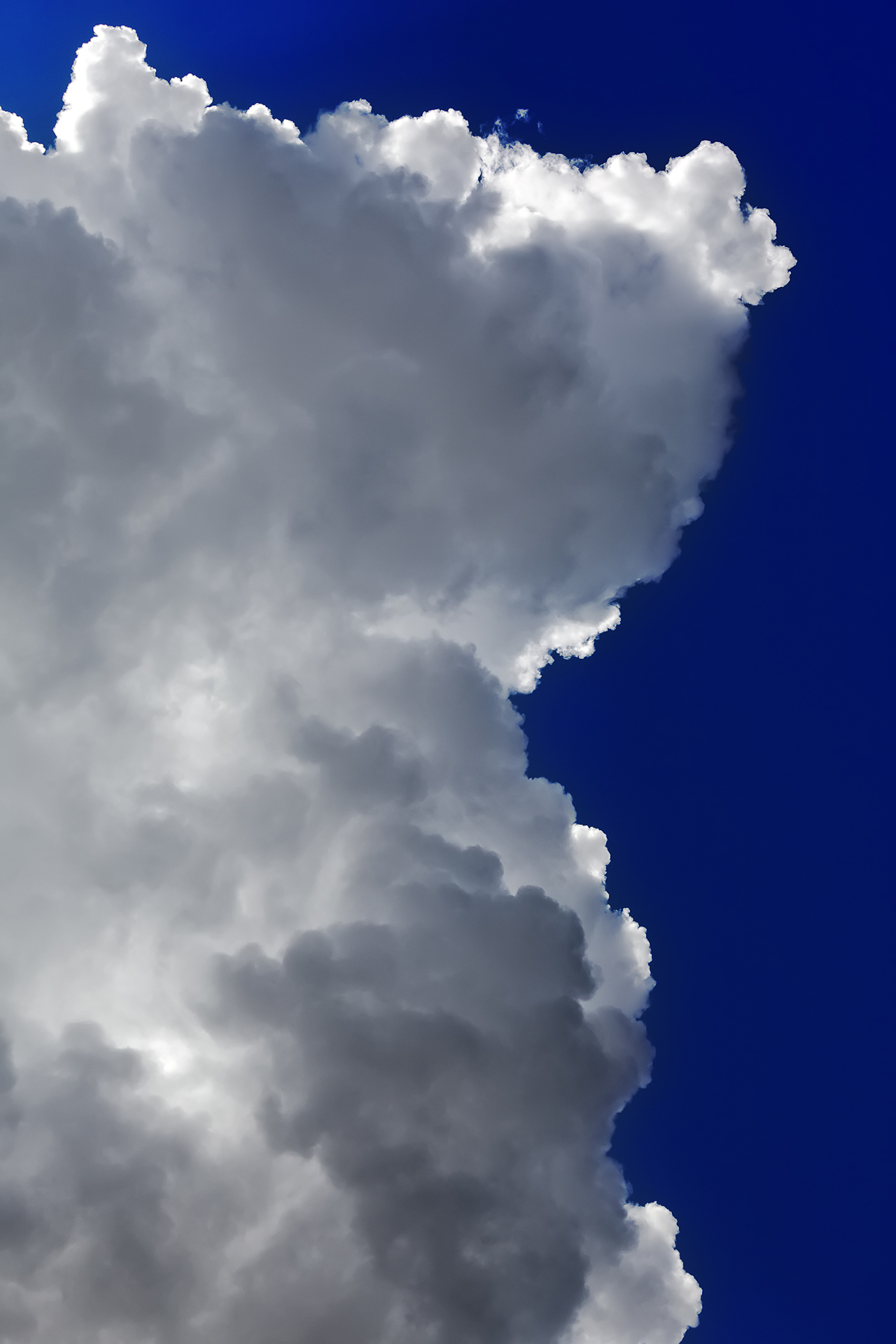 Nuvole in profondo blu