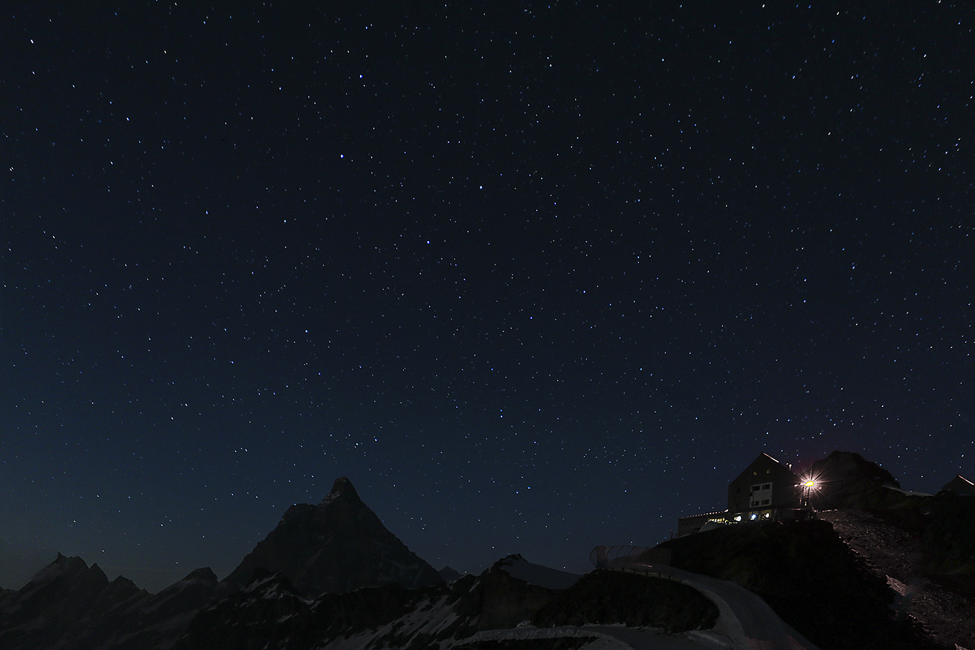 Cervino e rifugio Teodulo sotto le stelle