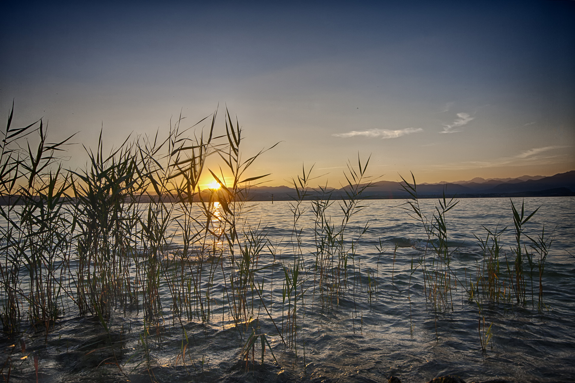 ultime luci sul lago