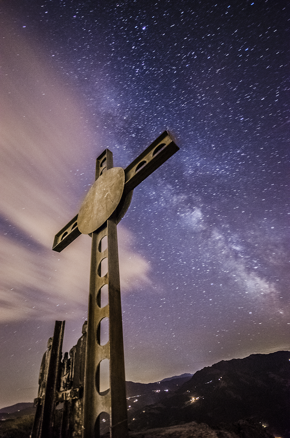 La vetta della Pietra parcellara con la Via Lattea
