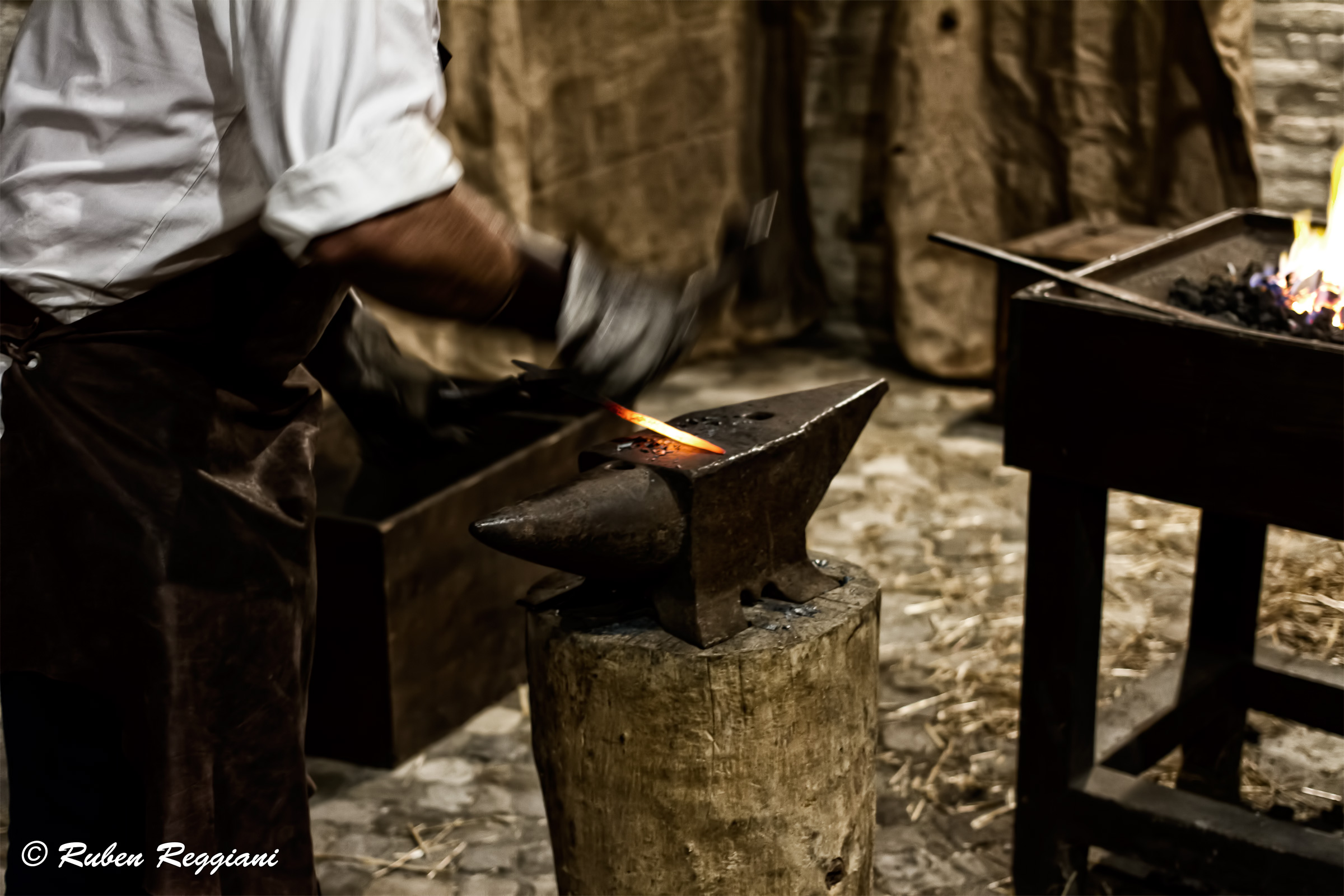 Antico fabbro al lavoro